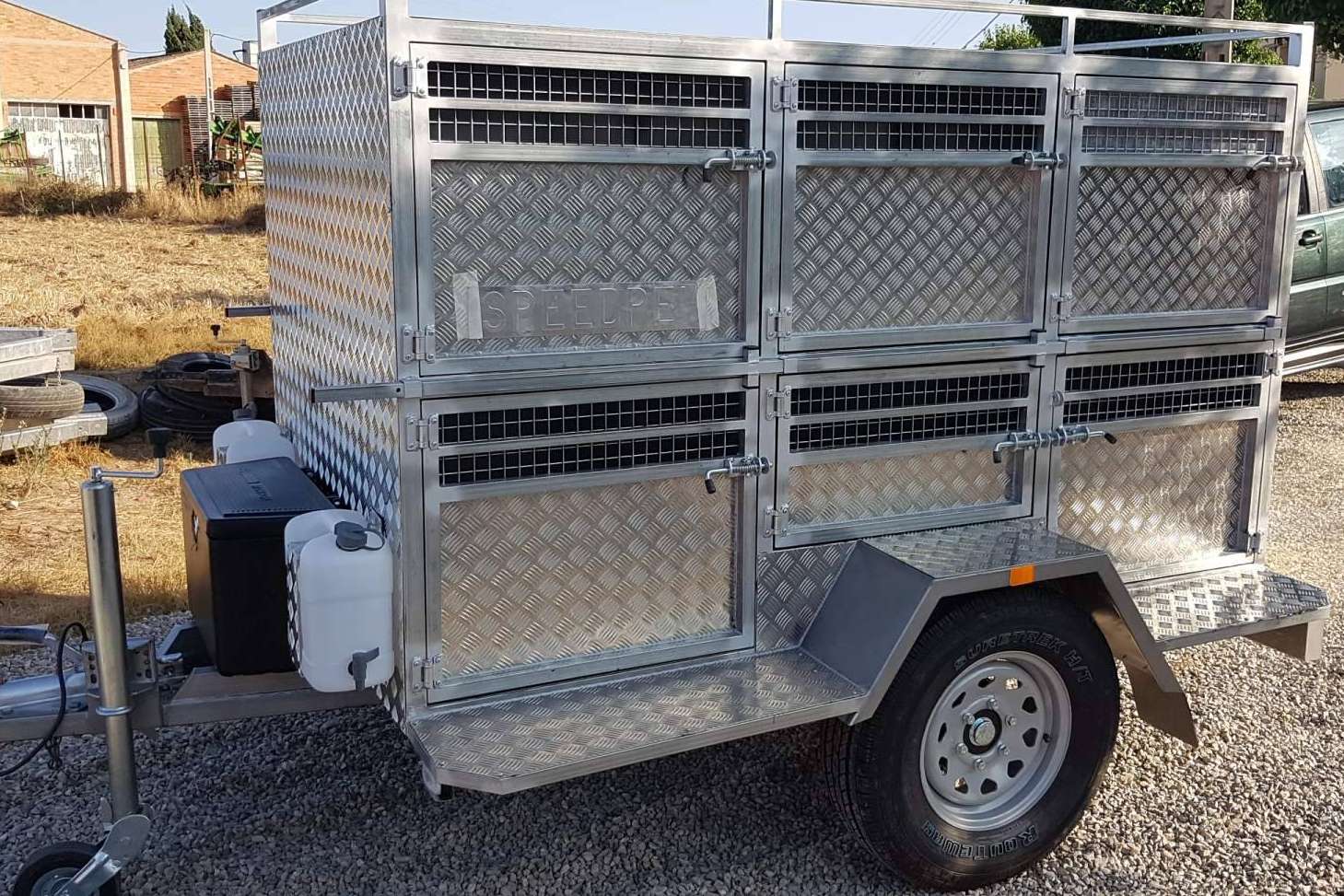 Speedrem, remolques para coches para transportar ganado, perros y caballos