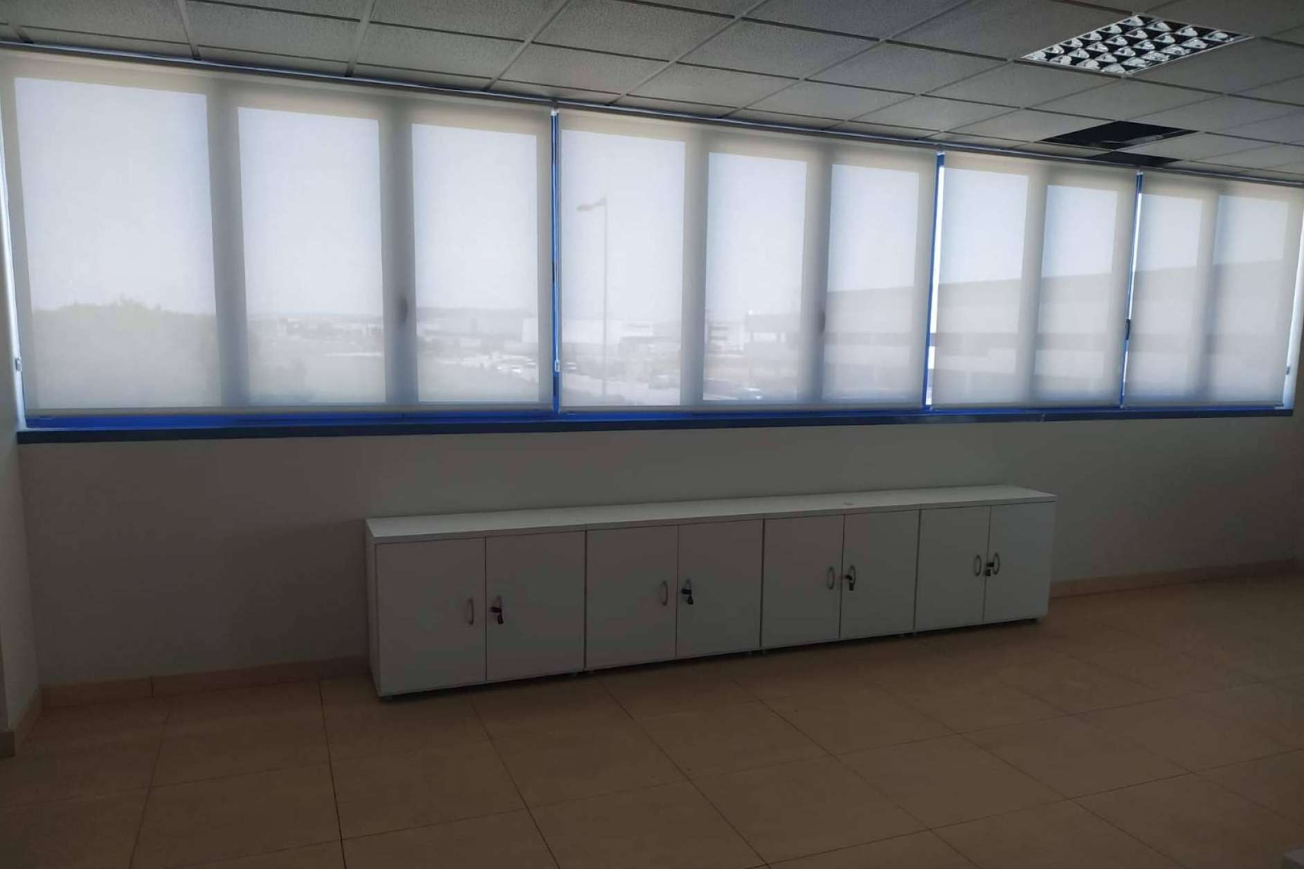 La iluminación natural de los espacios de trabajo mediante el uso de estores y cortinas influye en la productividad de los empleados