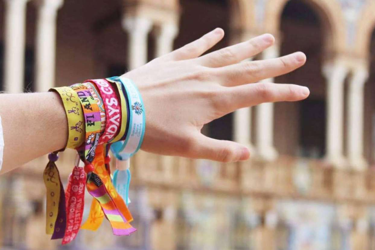 Las asociaciones y ONG recurren a las pulseras de tela personalizadas para recaudar fondos