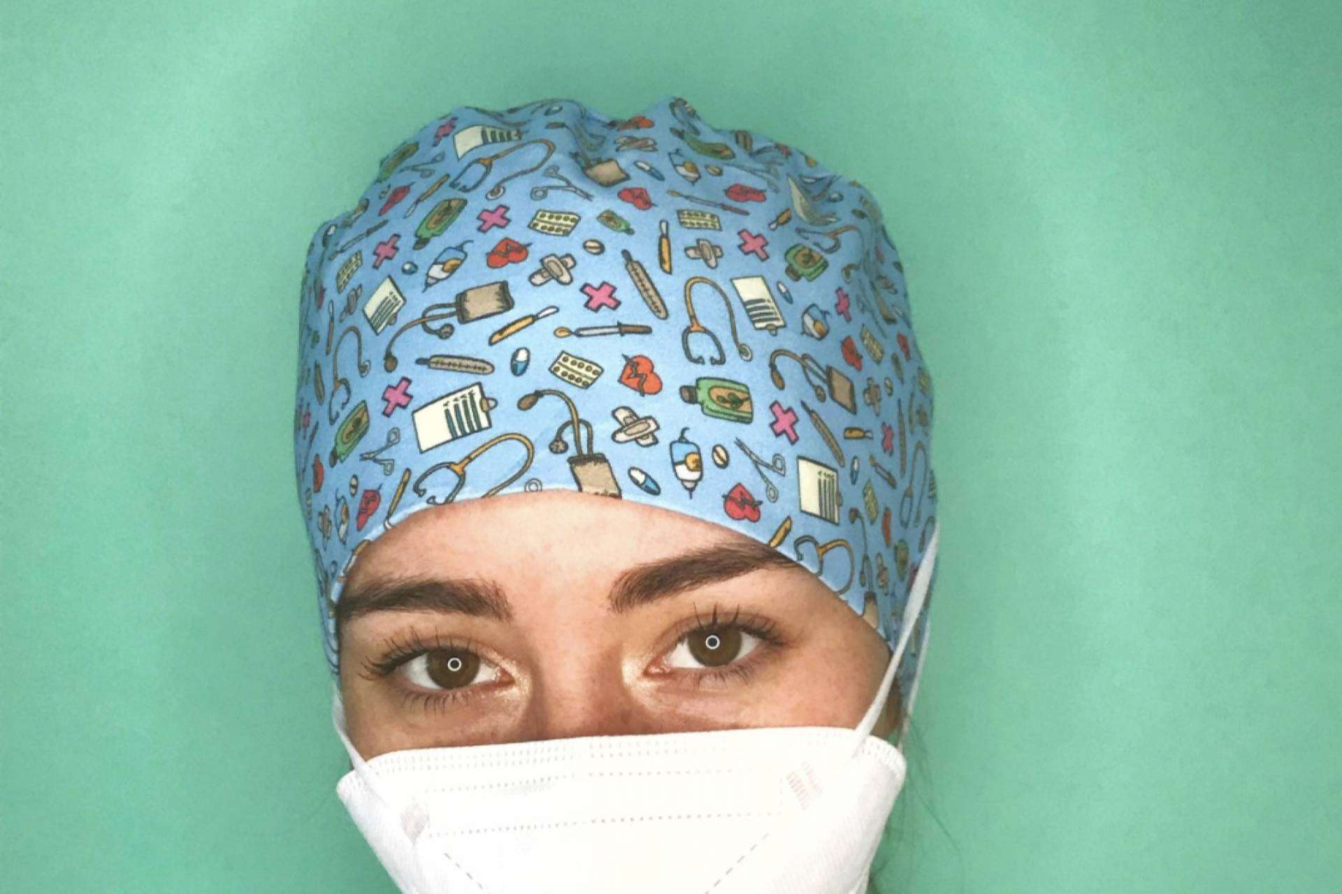 La ayuda que Cuidamos brinda al personal sanitario con la sujeción de la mascarilla para gorritos sanitarios