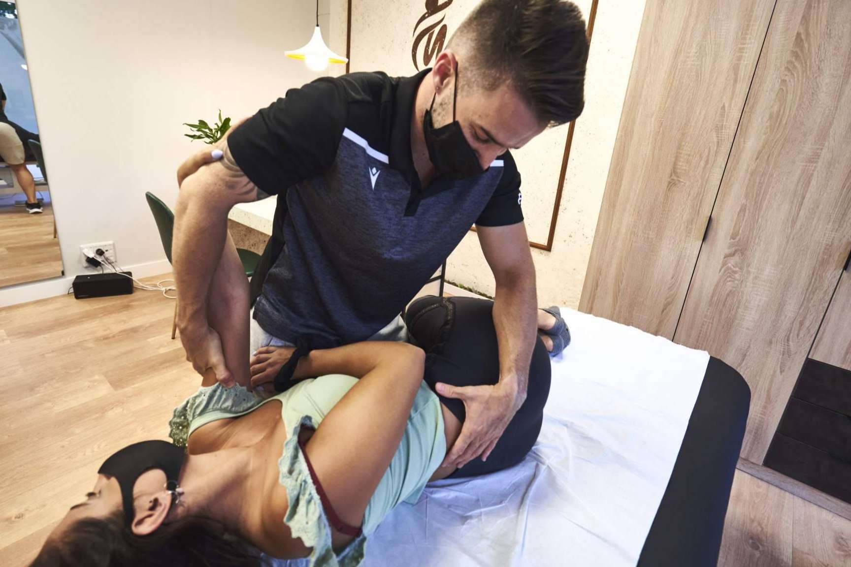 FiMov explica la importancia de la fisioterapia para mejorar el dolor de espalda