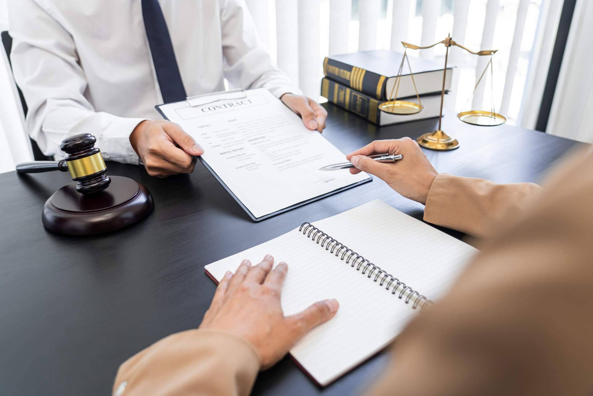 Reclamar gratuitamente comisiones bancarias por descubierto y por impago de la mano de abusosfinancieros.com