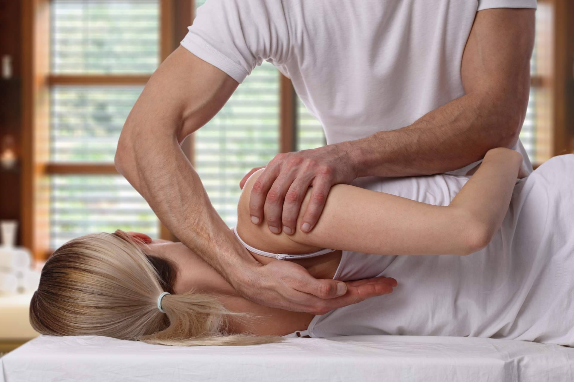 Los ajustes quiroprácticos ayudan a mejorar la lumbalgia, por Centre Chiropractic