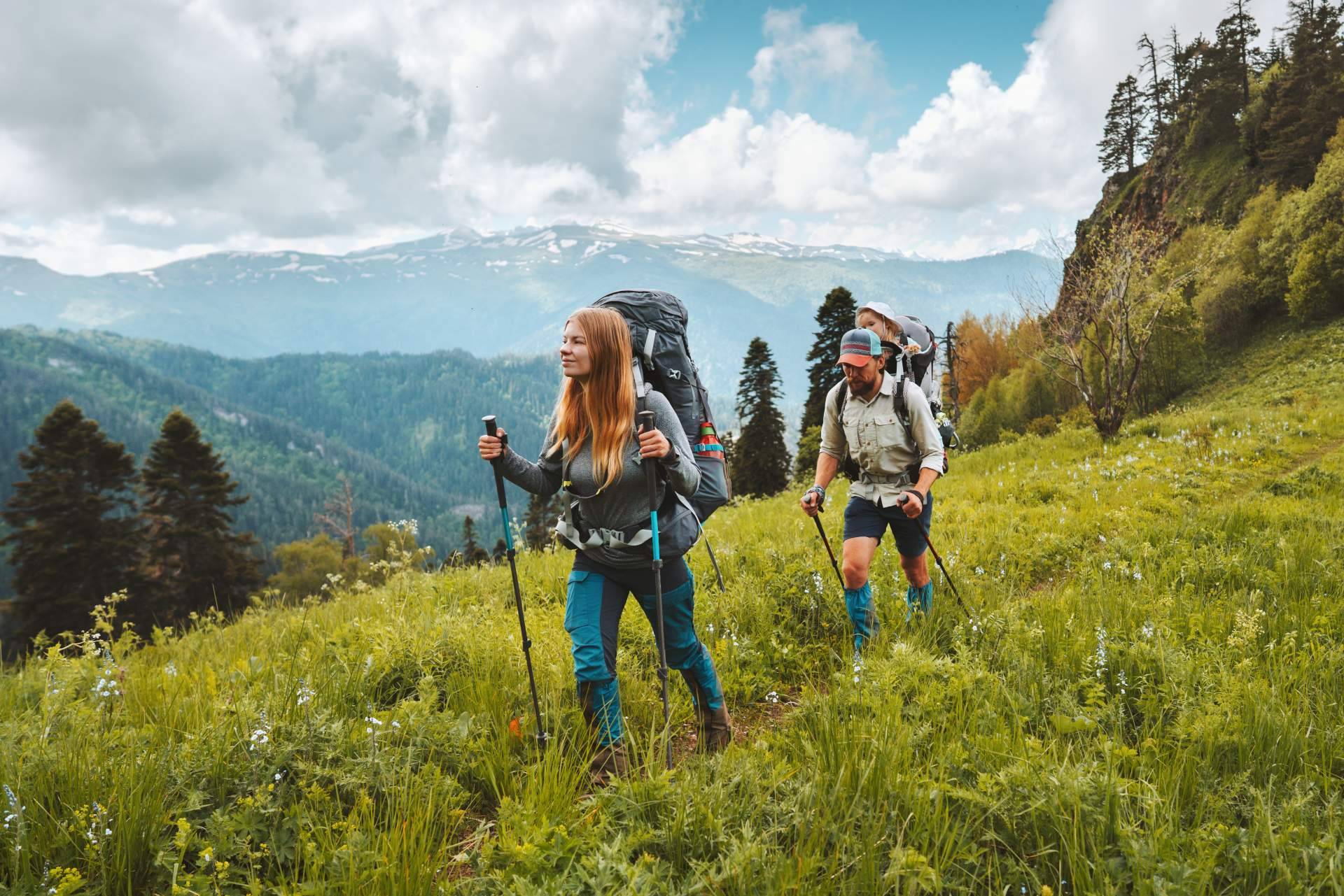 La equipación para practicar trekking elaborada con materiales reciclados que reducen el impacto medioambiental
