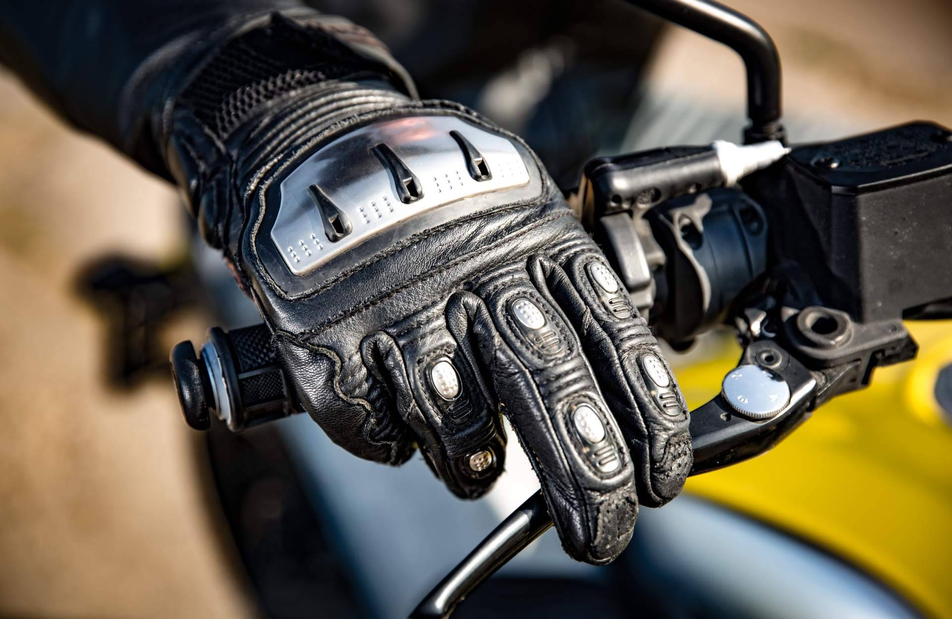 Ropa de moto de la marca REV'IT en la tienda especializada MOTÓNITY