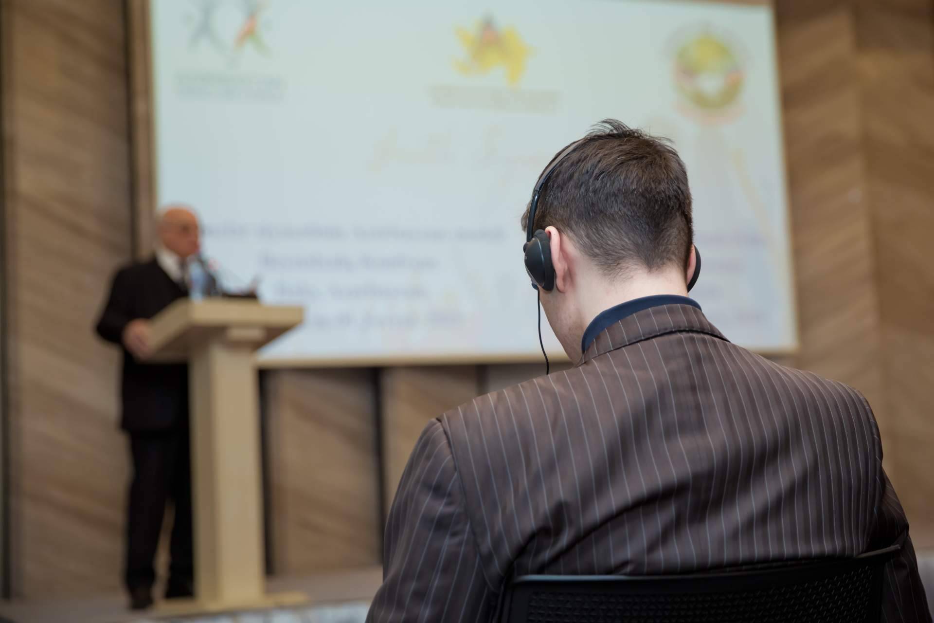 Interpretación simultánea en conferencias y otros eventos con la agencia de traducción jurada ENAI E-Consulting Internacional