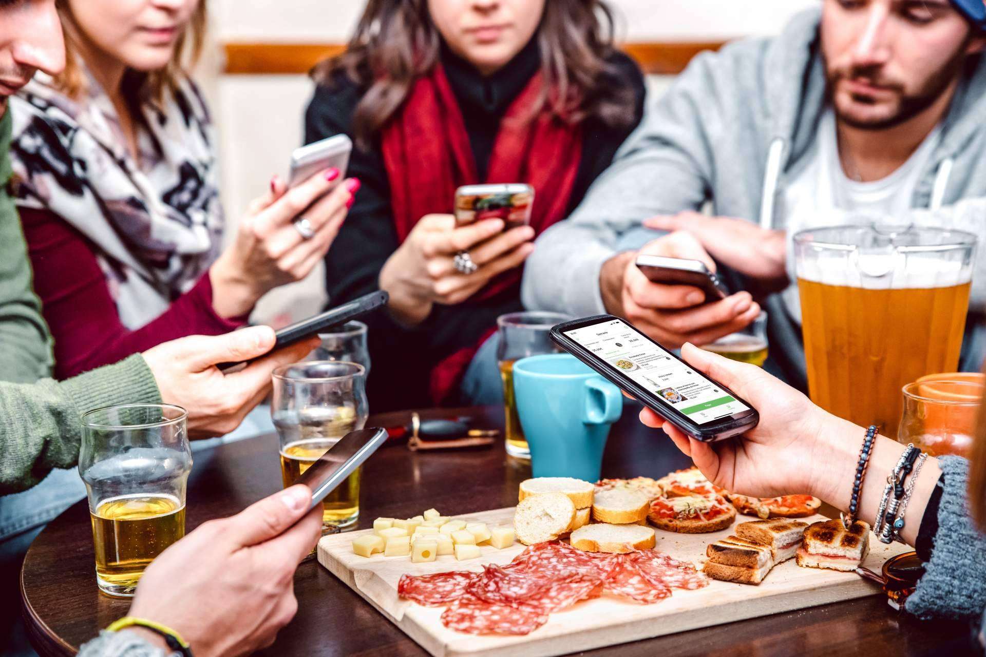 Dividir la cuenta fácilmente gracias a la carta digital de Order In con pedidos y pagos