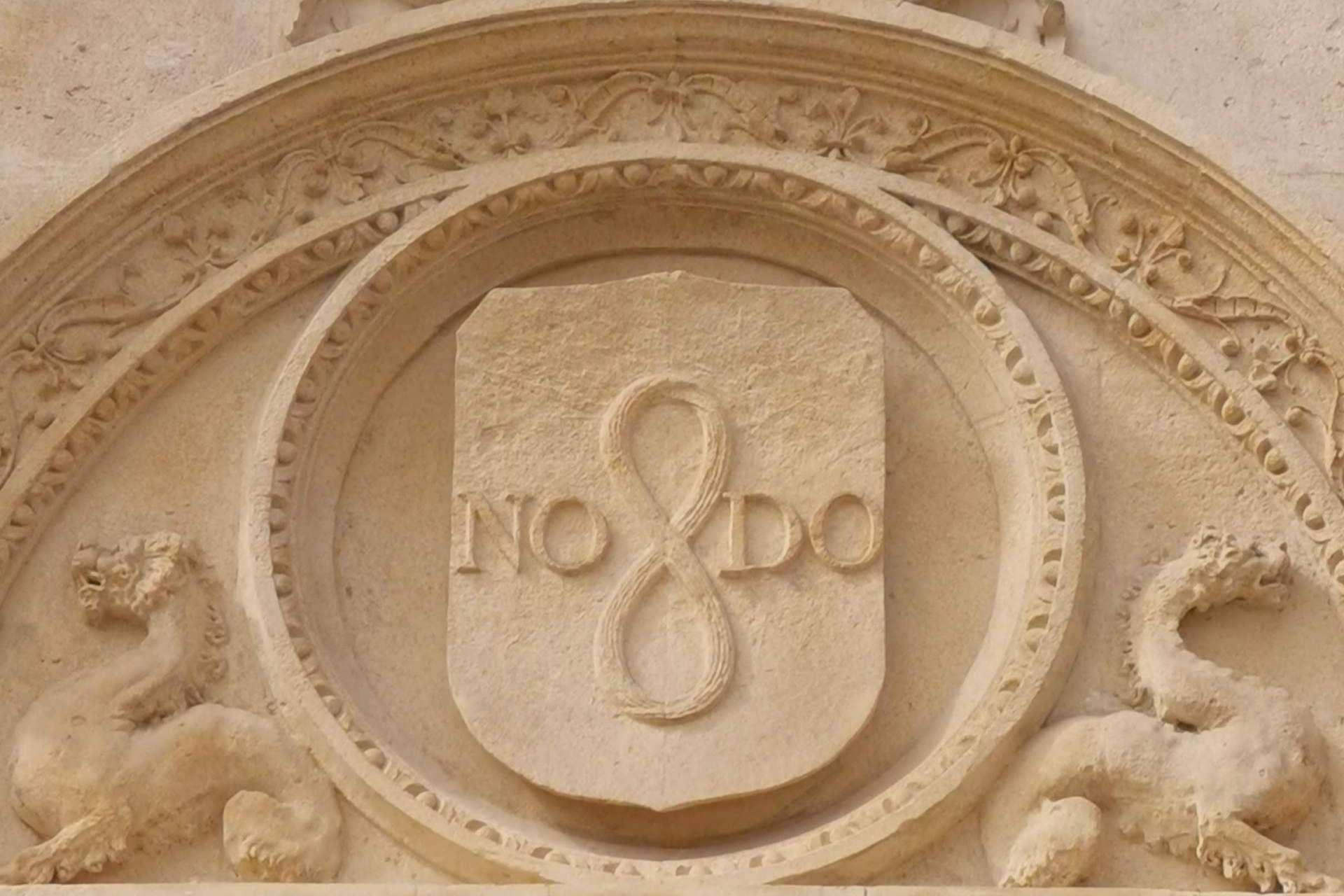 NO8DO, ¿Qué simboliza esta inscripción situada en diferentes lugares de Sevilla?