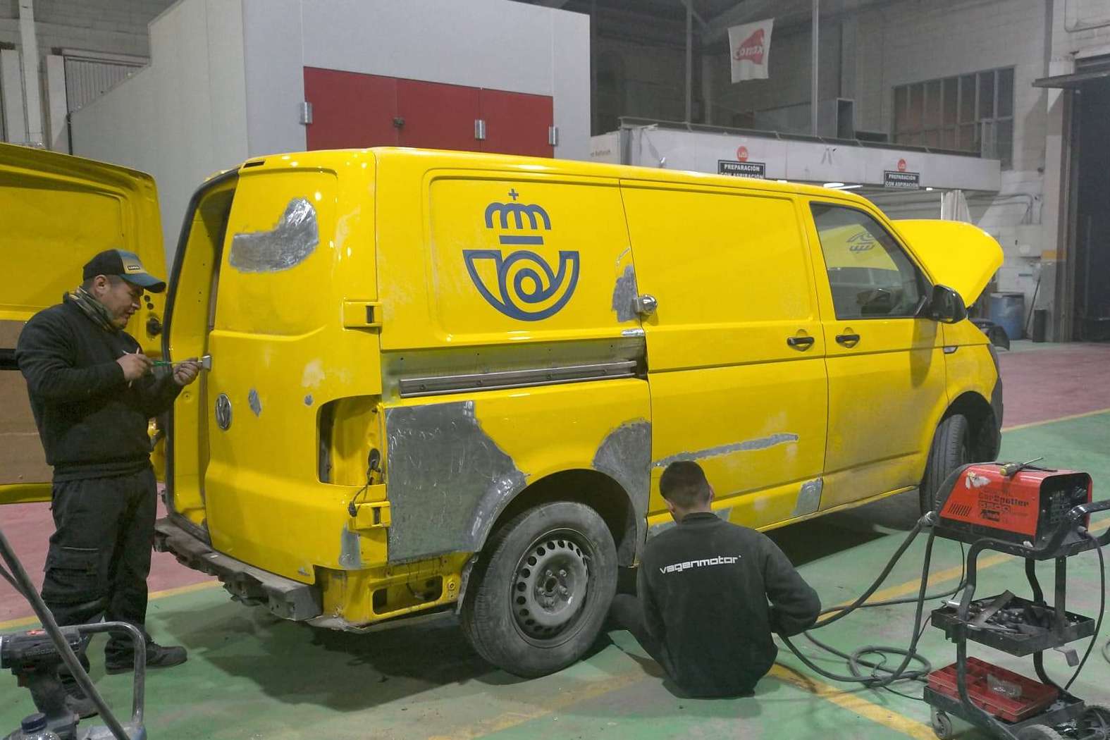 ¿Dónde encontrar un taller de chapa y pintura en Ripollet especialista en pintura de vehículos industriales? Vagen Motor