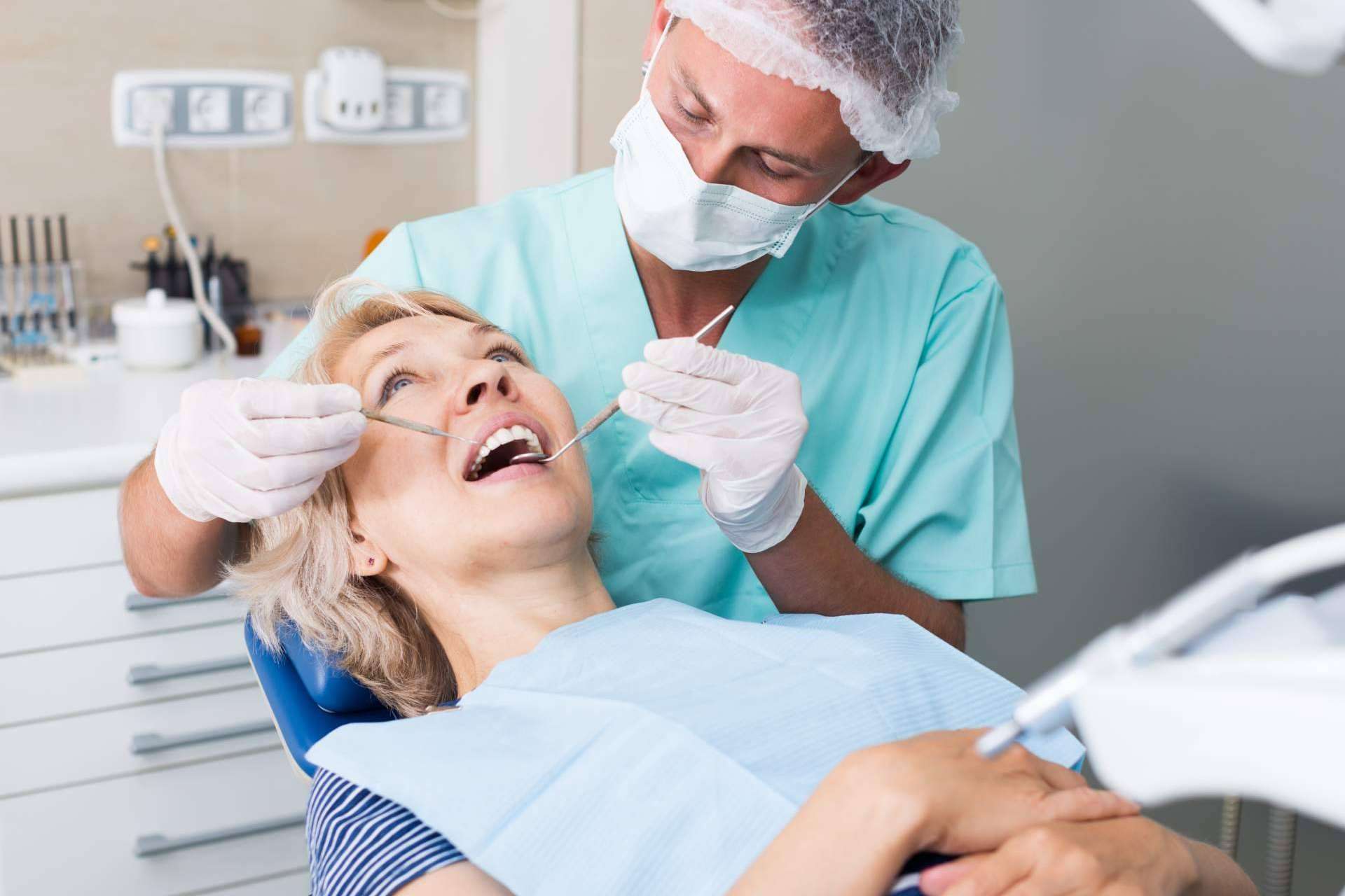 Los expertos de Clínica Viasalud afirman la posibilidad de colocar implantes en Valencia a pacientes con enfermedades periodontales