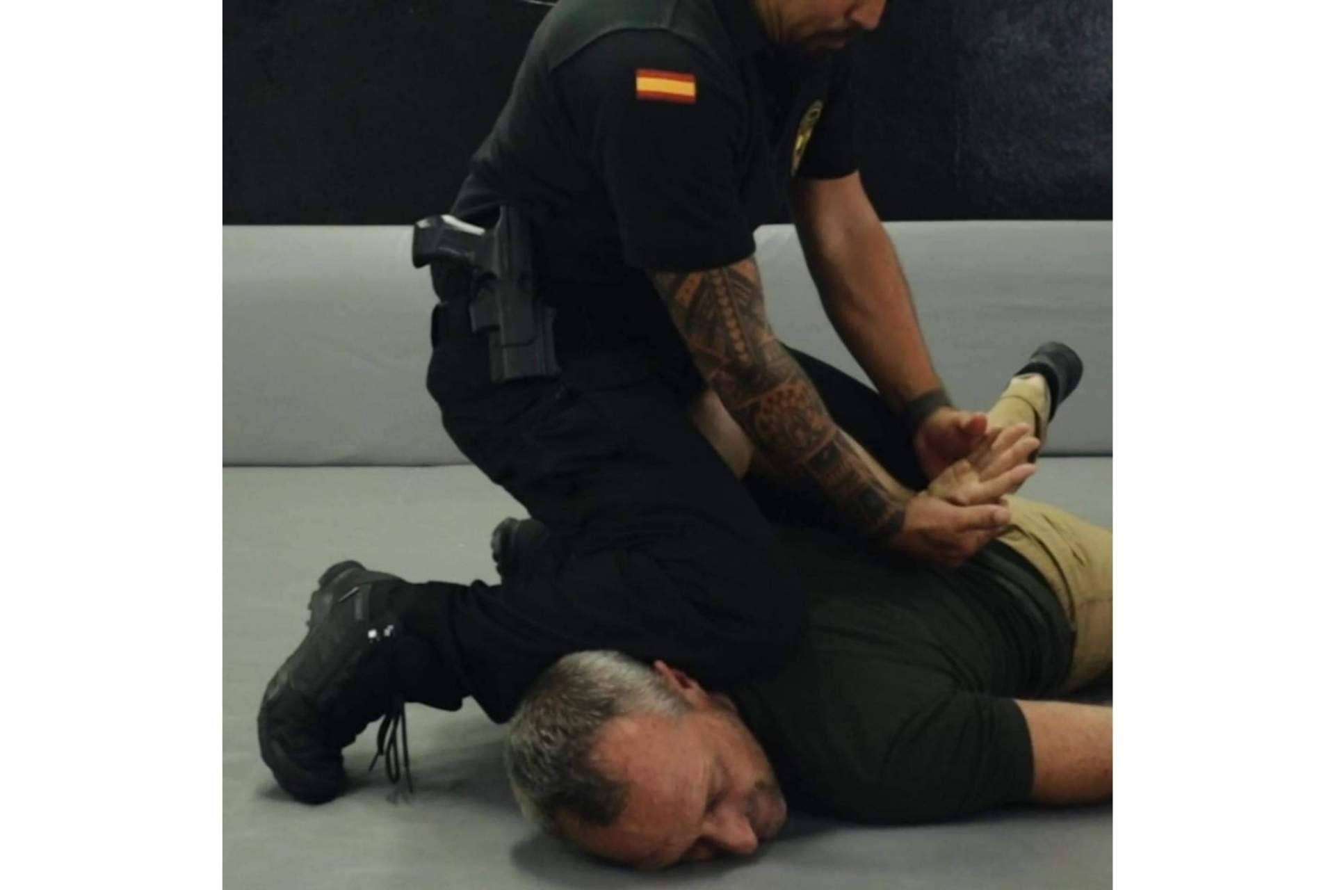 Formarse en defensa personal es imprescindible para los profesionales de las FFCCSE