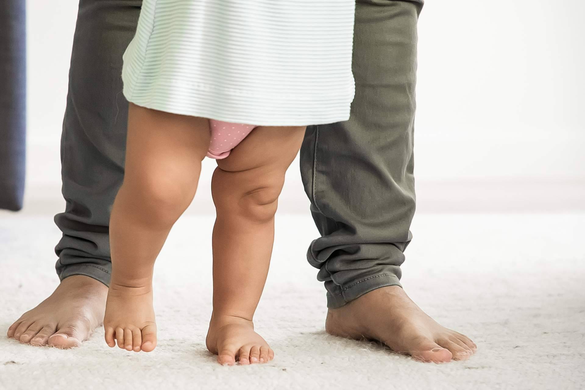 ¿Cómo pueden ayudar los andadores para que un bebé dé sus primeros pasos?