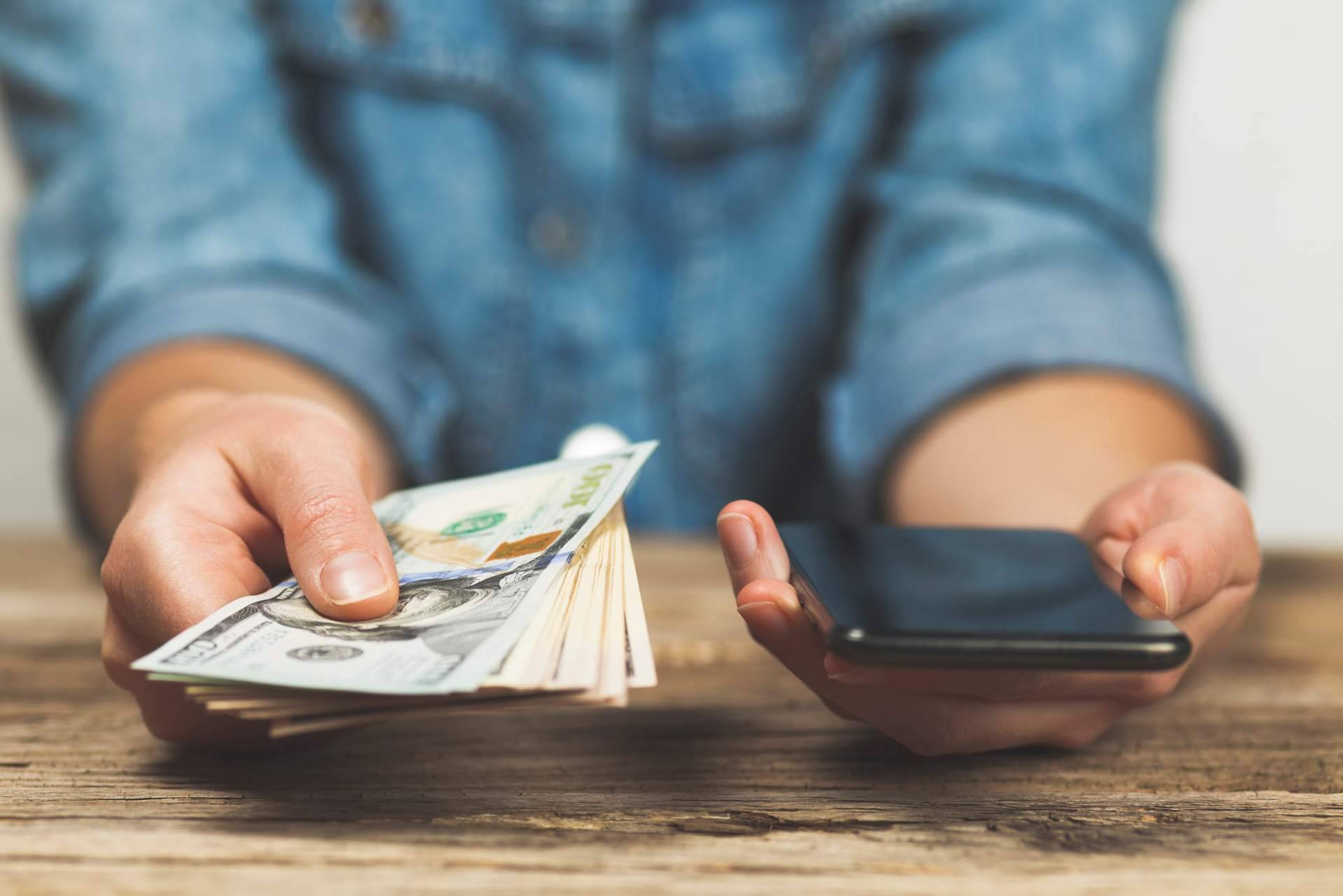 La web que compara empresas para enviar dinero es Gelt Giro