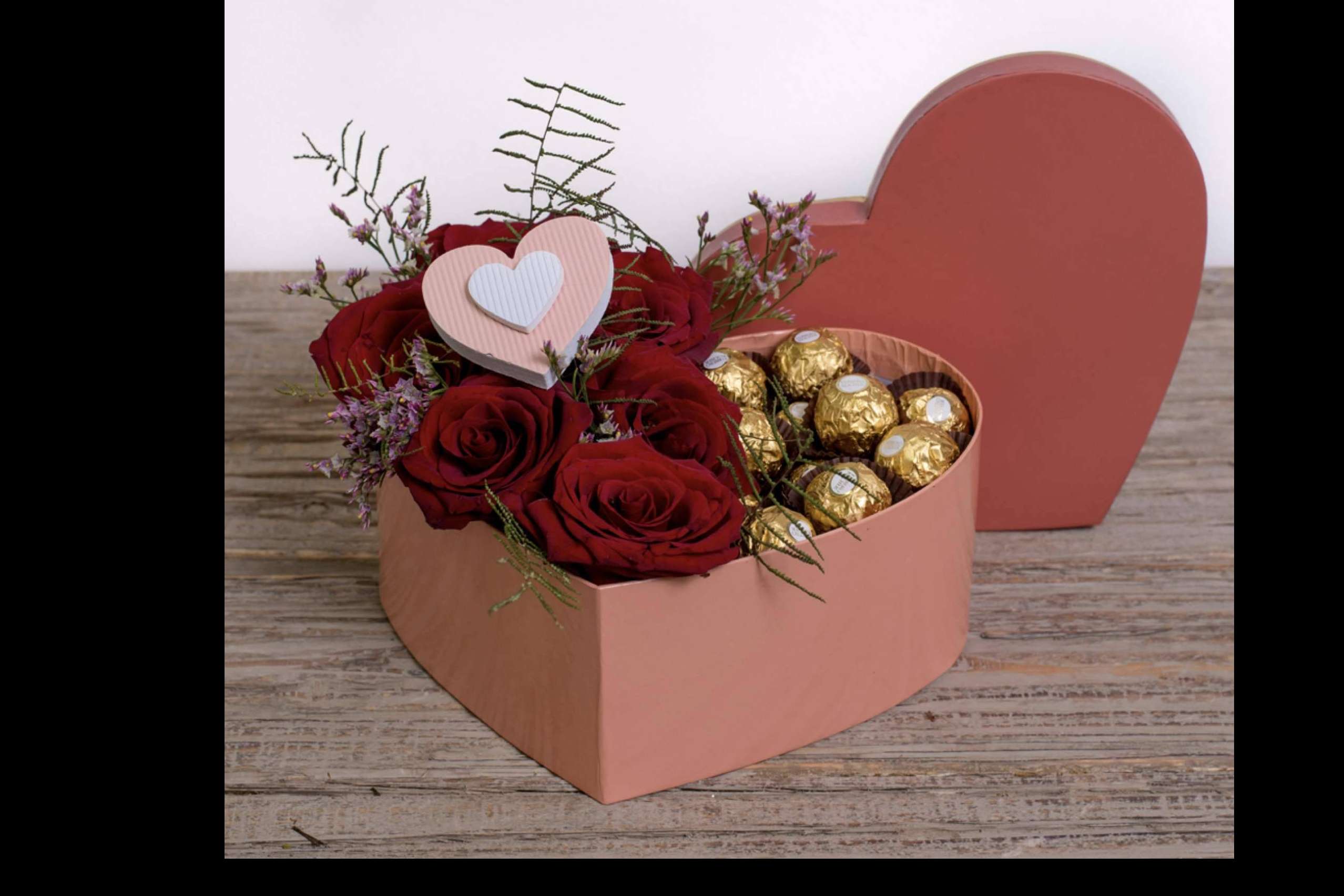 Los ramos, cestas y cajas de flores de la floristería Amborella son ideales para sorprender a la pareja en el Día de San Valentín