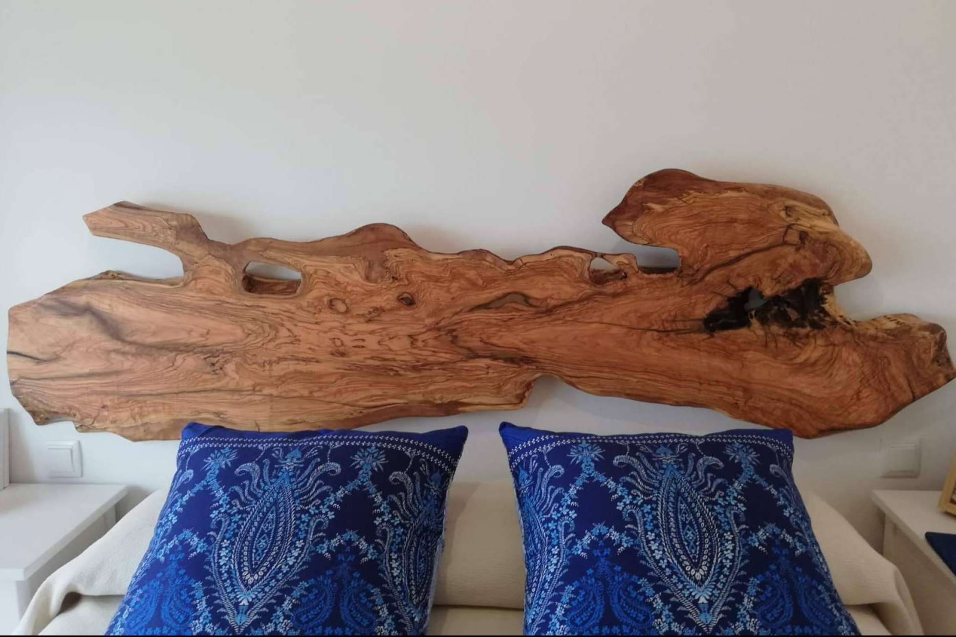 Encimeras de Olivo dispone de cabeceros de madera natural de olivo