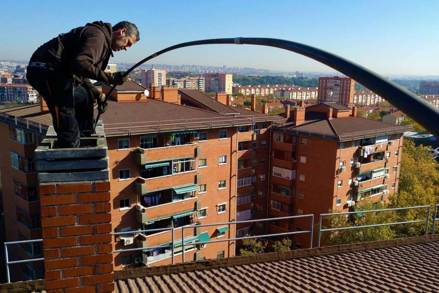 ¿Por qué es importante limpiar las chimeneas? Su DESHOLLINADOR
