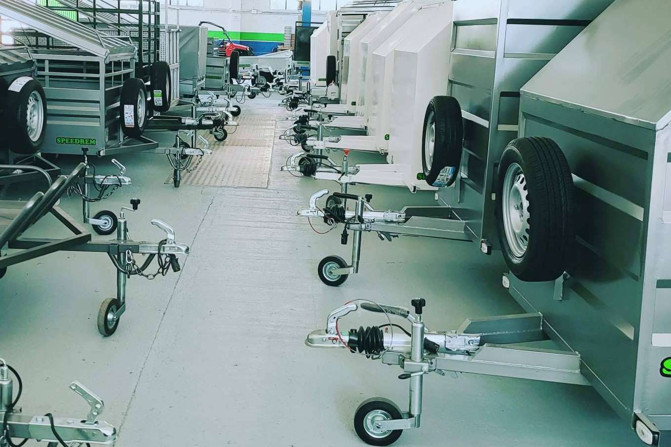 La empresa Speedrem comercializa remolques portavehículos