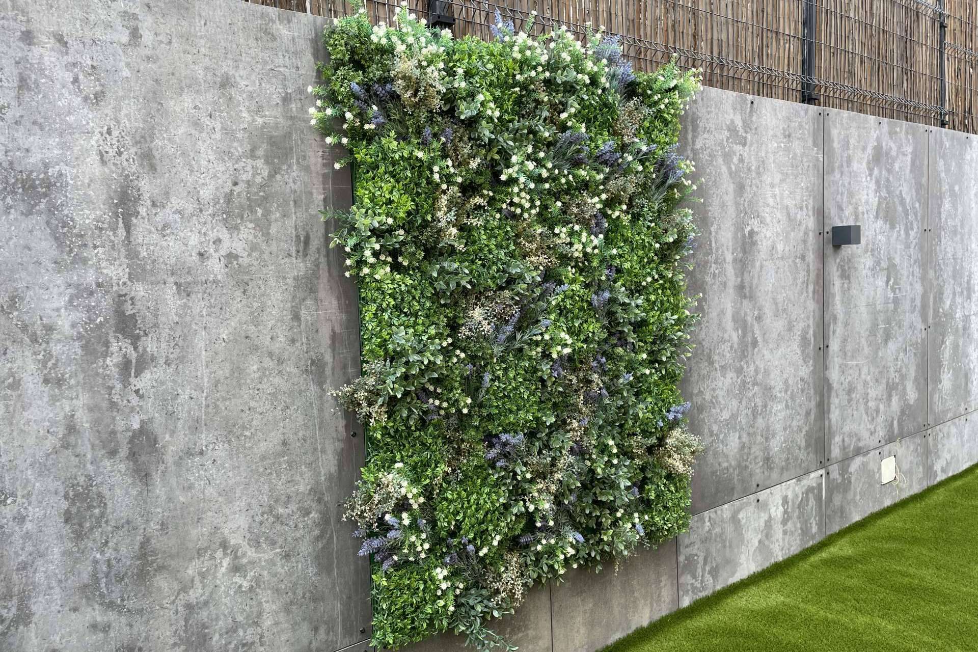 Jardines verticales artificiales de Ingrass para llenar de frescura los espacios