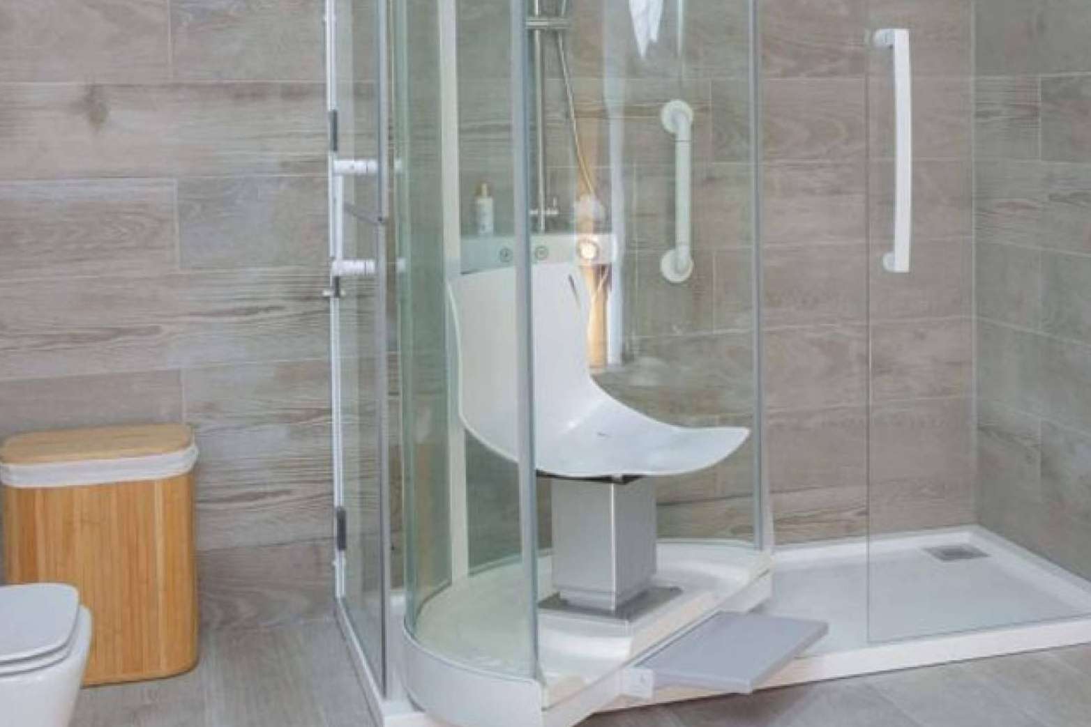 La importancia de instalar duchas accesibles y seguras para personas dependientes, por Excel Shower