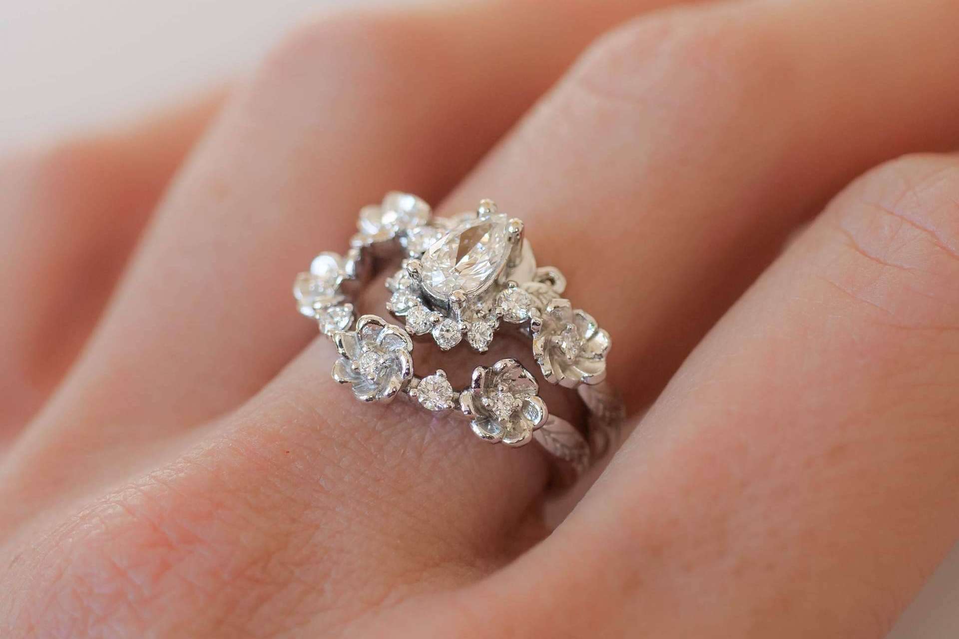 Eden Garden Jewelry ayuda a encontrar la talla exacta para el anillo de compromiso