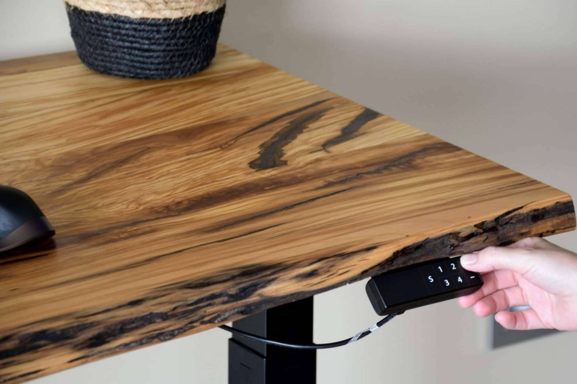 Los beneficios de trabajar con escritorios ergonómicos elevables, de la mano de ErgoNatureWood