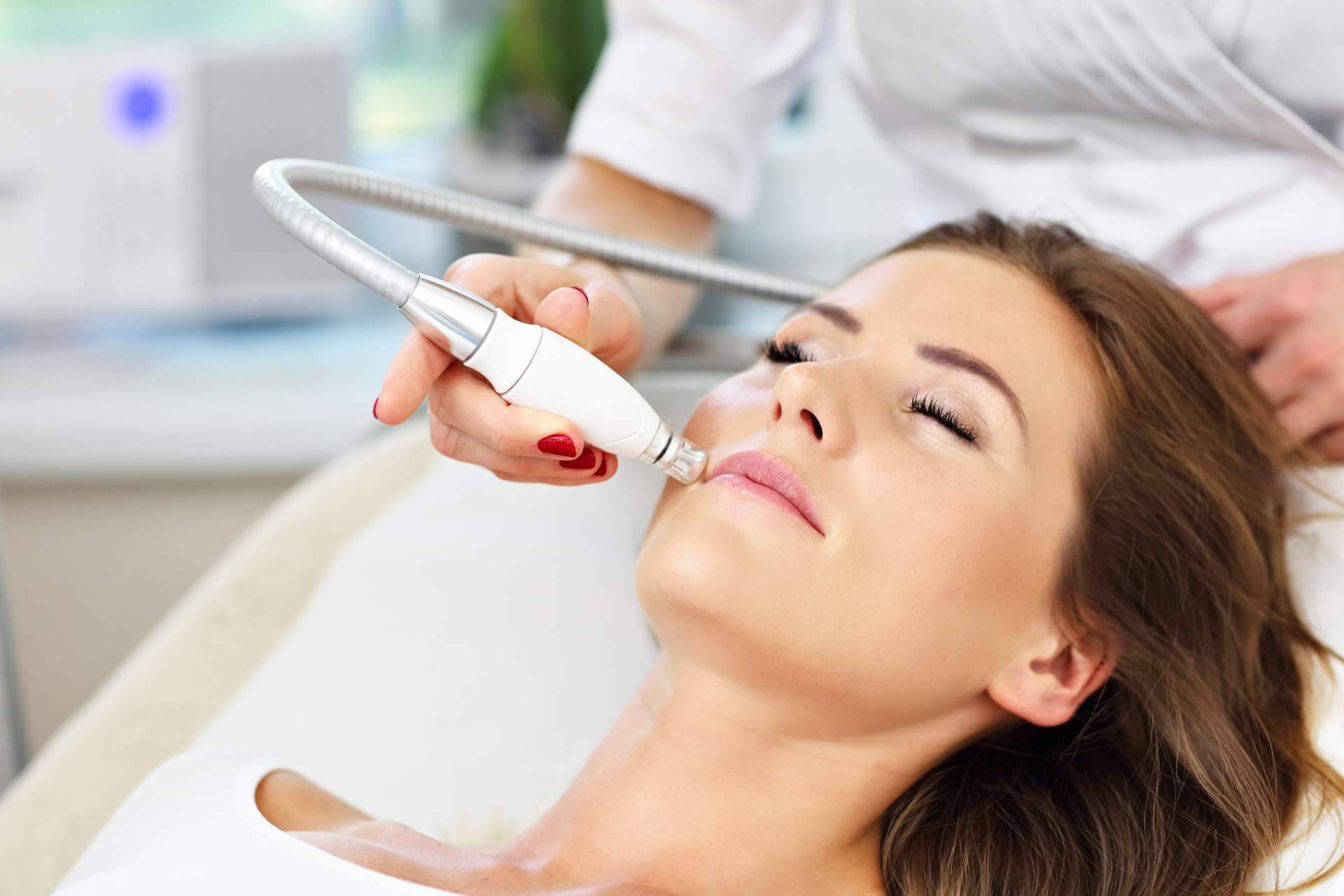Tratamiento de rejuvenecimiento facial no invasivo