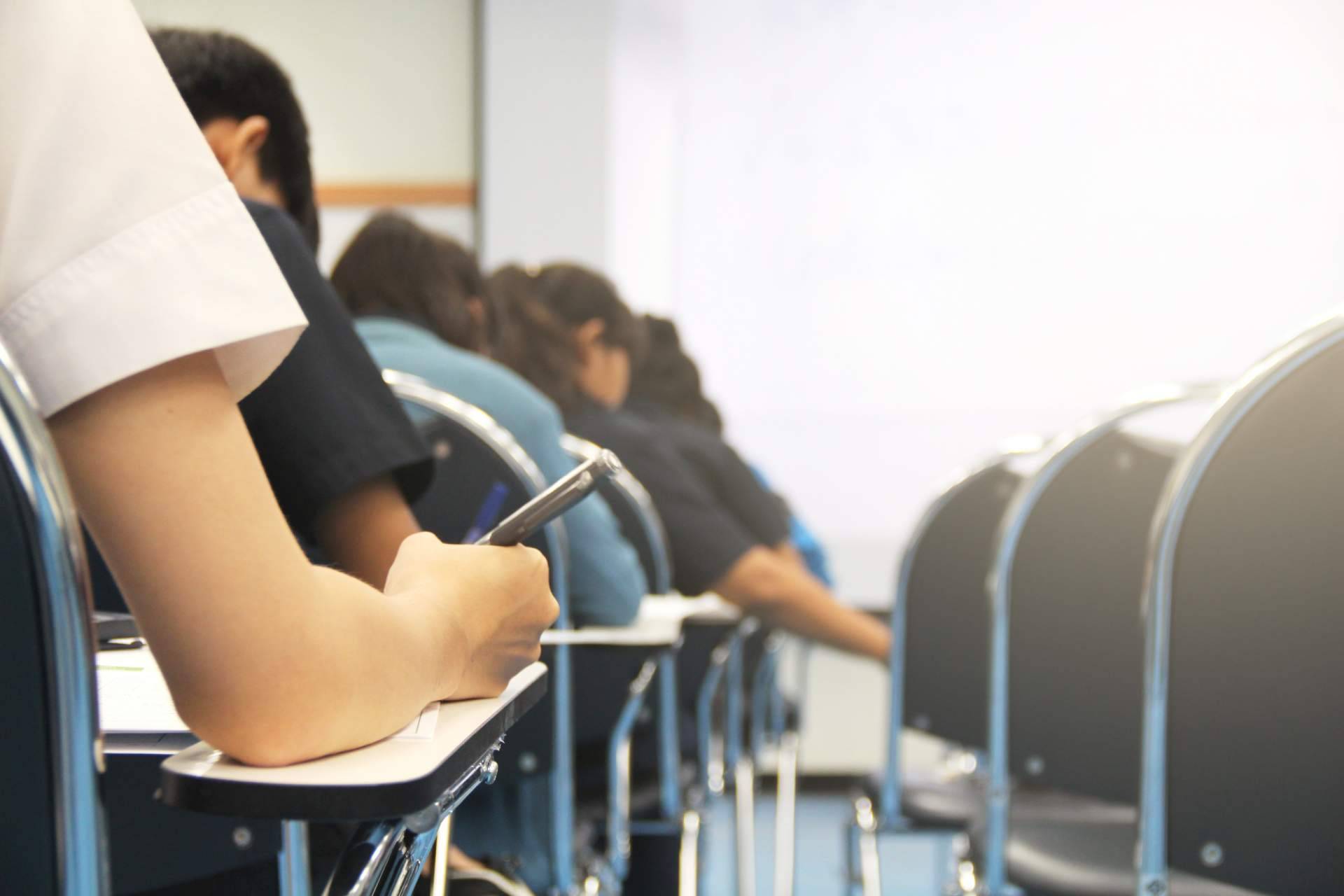 ¿Cuáles son los beneficios de preparar las oposiciones de Correos con una academia?