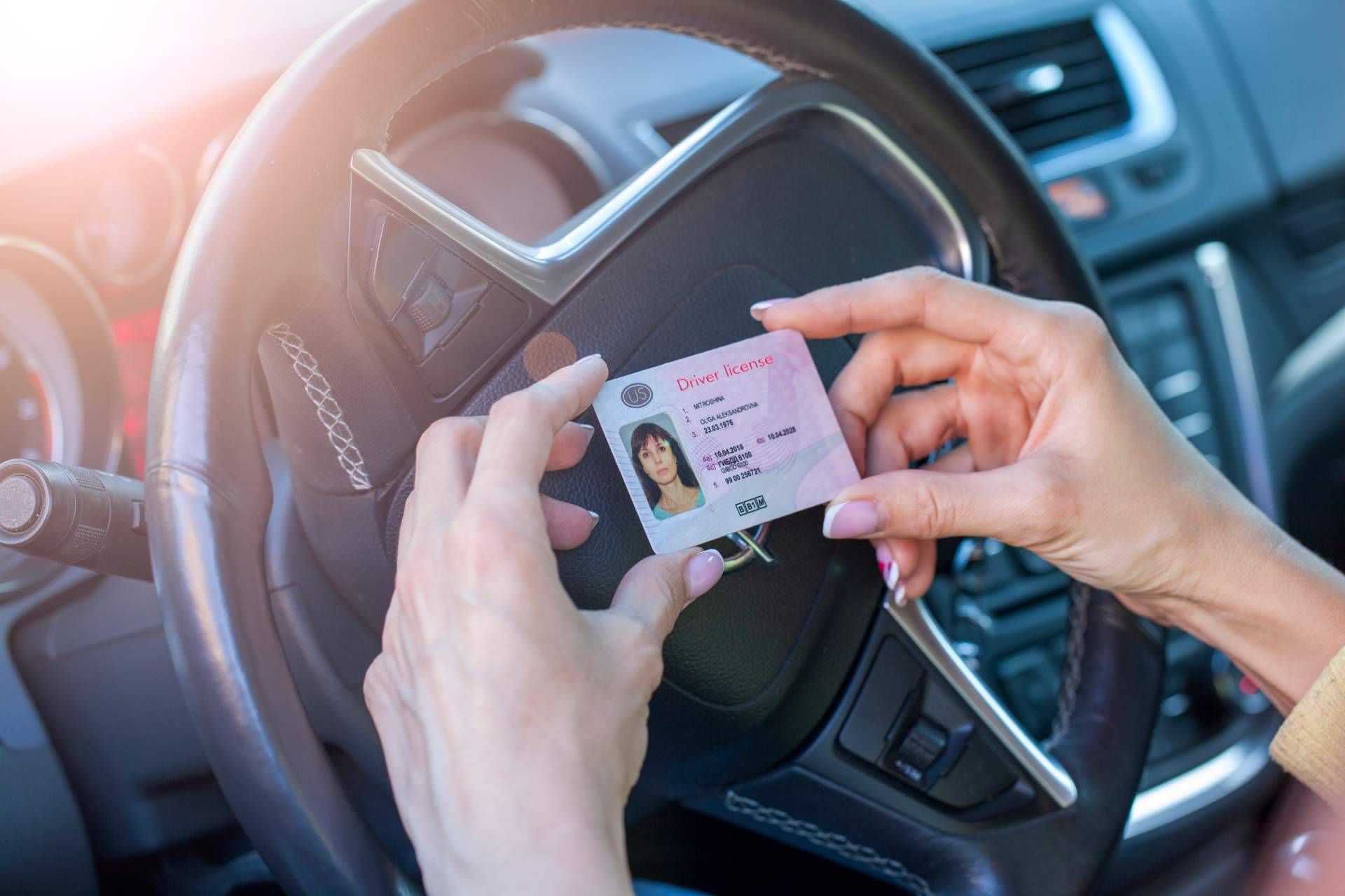 Por qué y cómo evitar una multa por llevar el carnet de conducir caducado