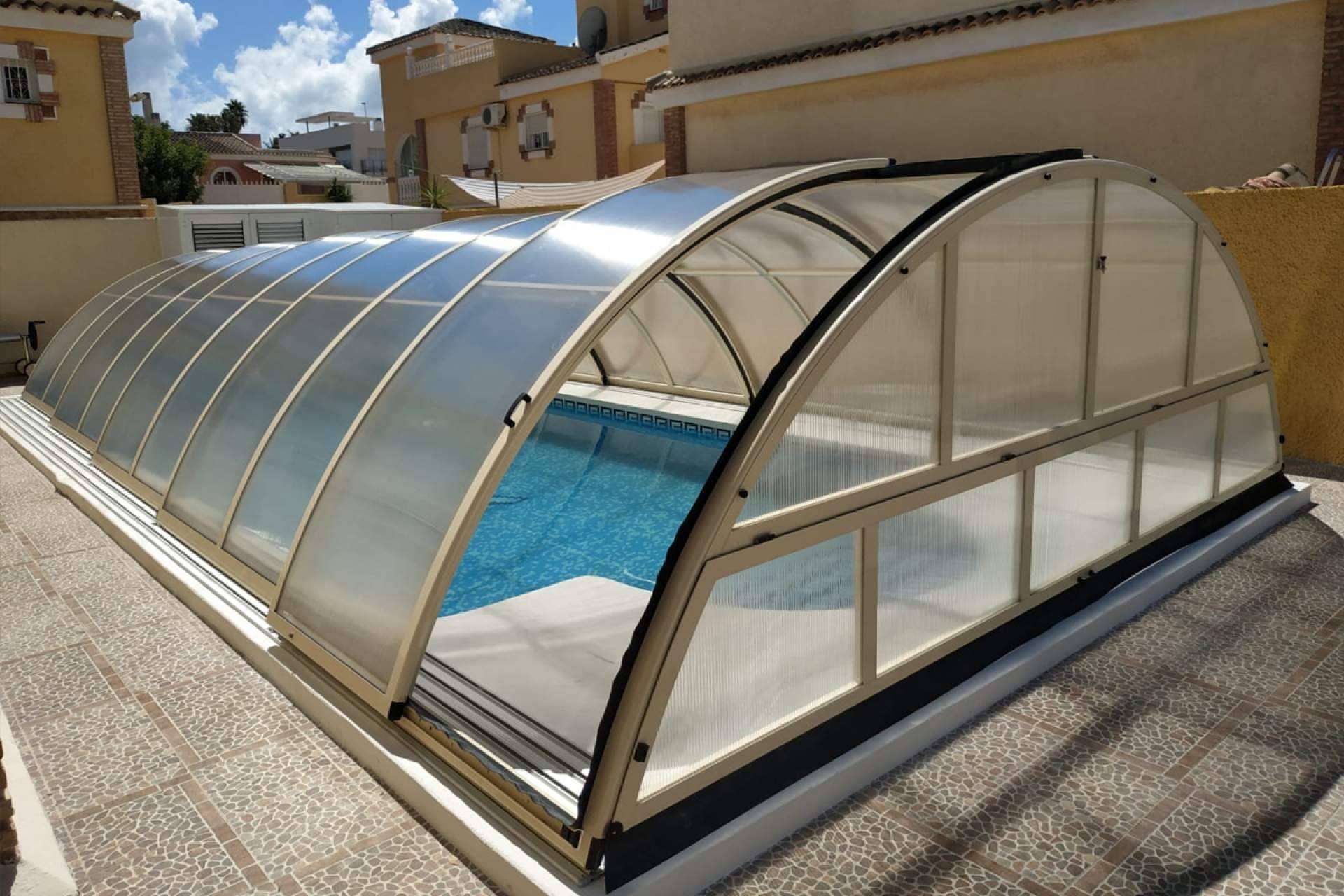 Las ventajas de contar con una cubierta de piscina baja con carril como las del modelo Segóbriga, por COVERTTO