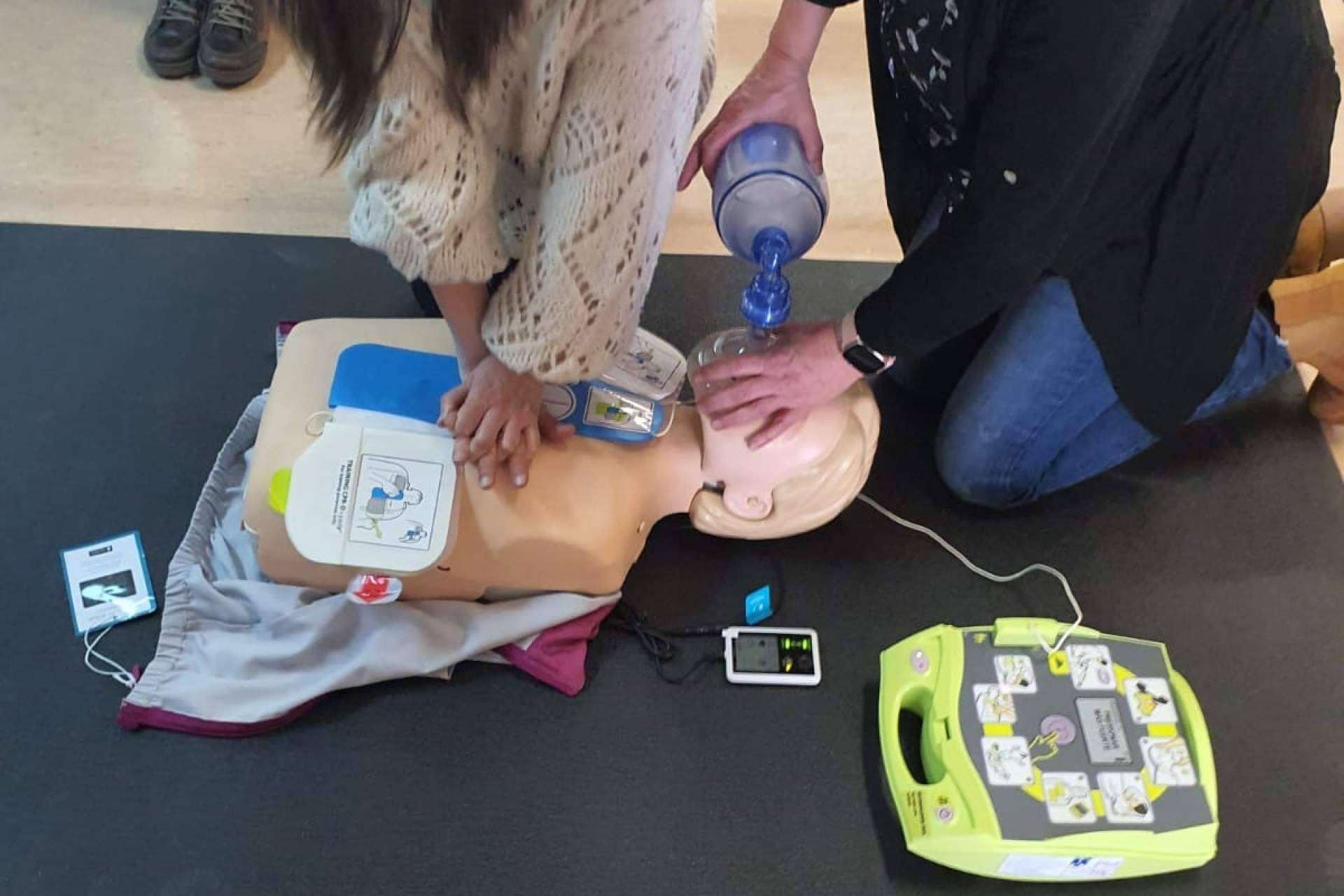 Coach RCP explica cómo salvar vidas a través del soporte vital ante una emergencia