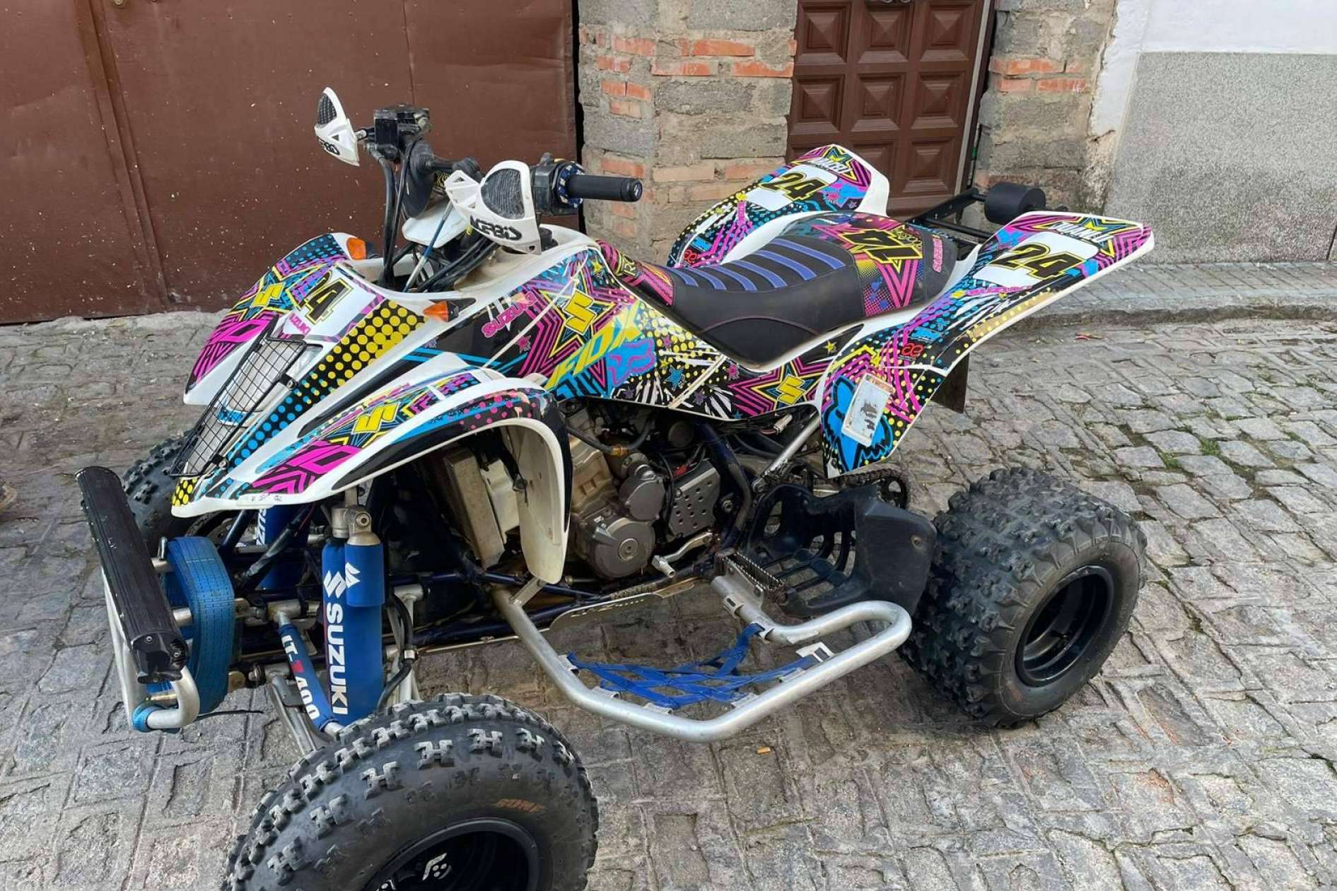 ADHESIVOSEMBARRADOS y sus adhesivos para quad personalizables