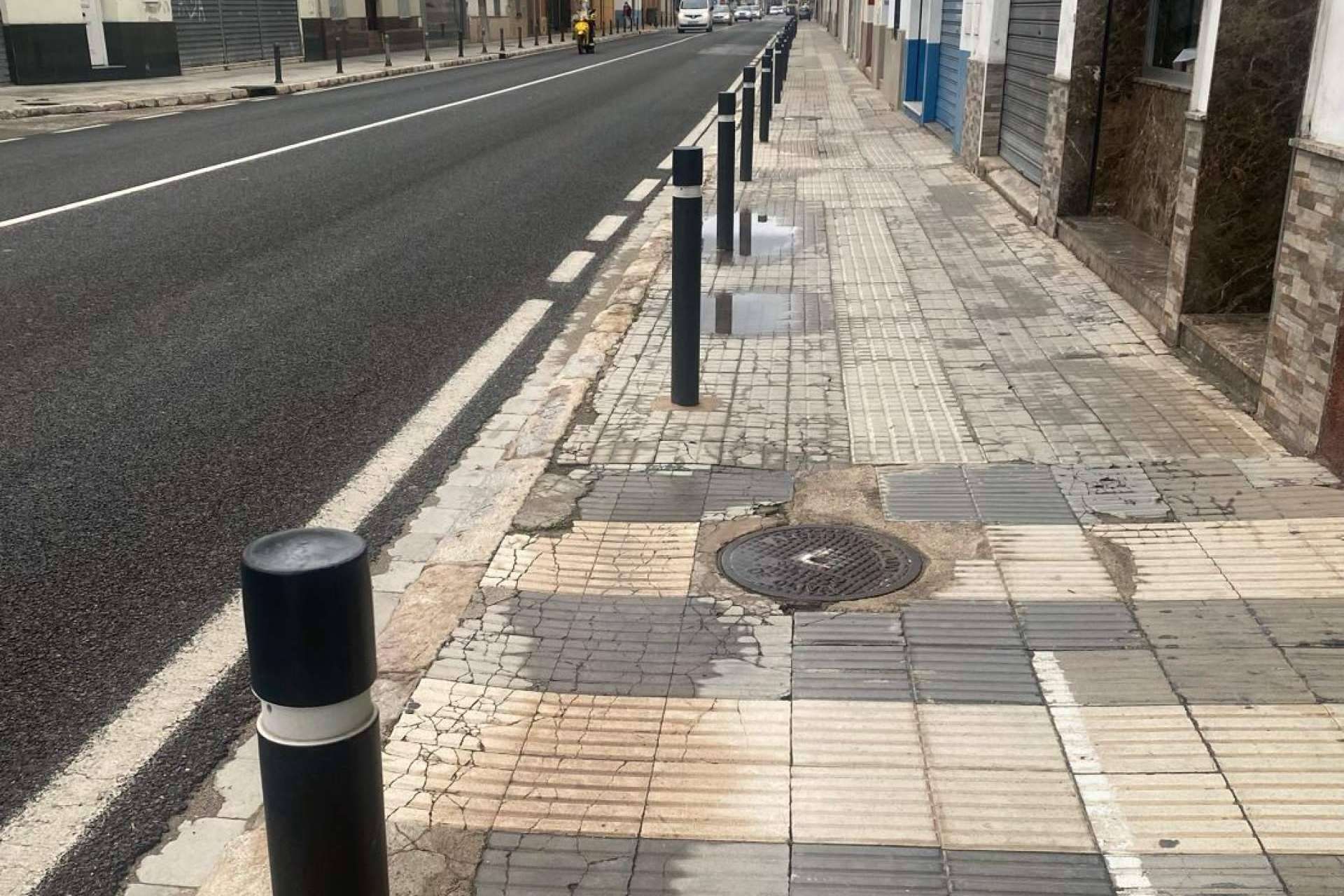 Pilonas de plástico reciclado con banda reflectante para delimitar los espacios de forma sostenible, por GB Solutions