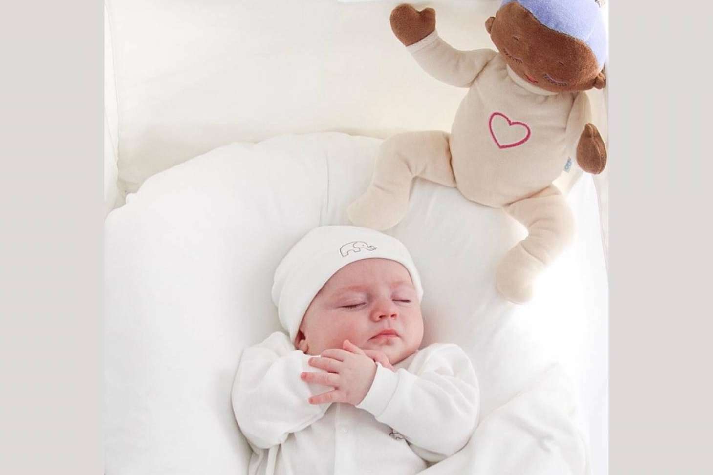 Ayudar a dormir bebés a través de los muñecos Lulla doll