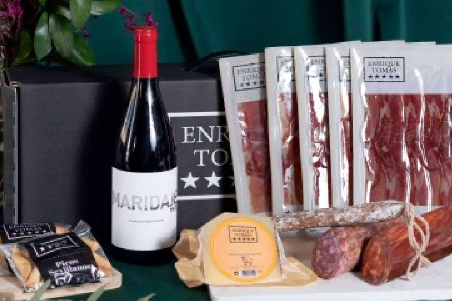 Los packs para regalar de Enrique Tomás cuentan con excelencia del jamón