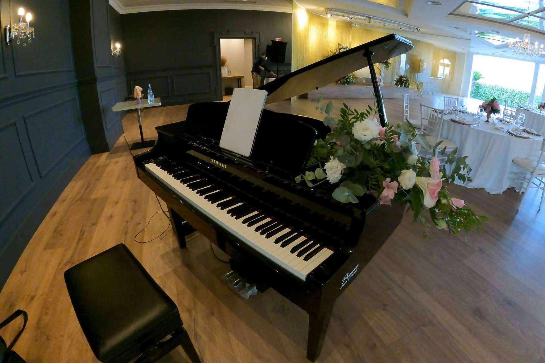 La música de piano en las bodas, una tendencia que aviva emociones
