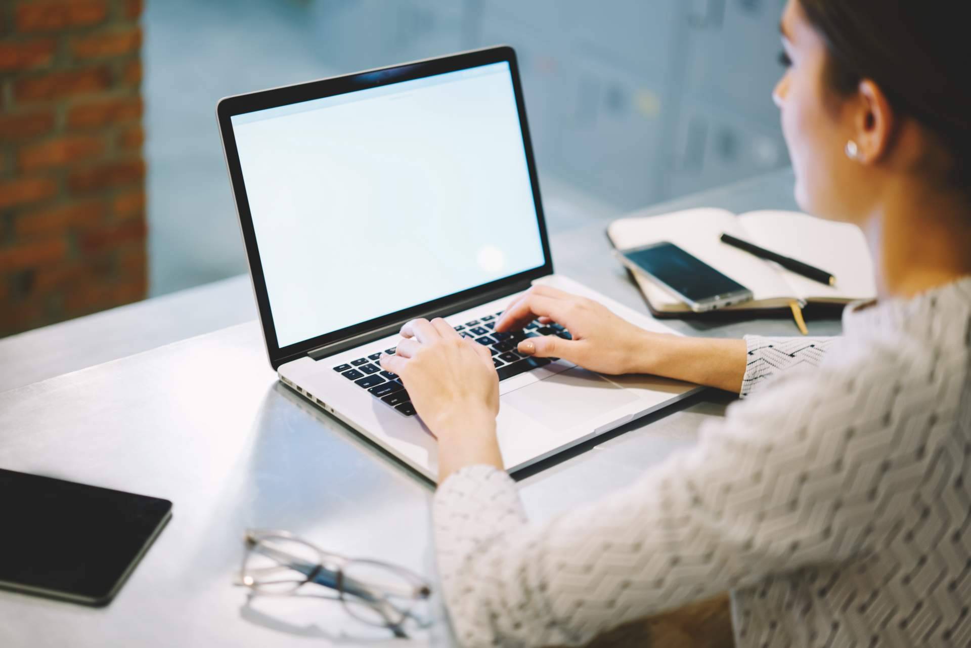 ¿Cuál es el precio de una página web? La calculadora de precio página web de Abstracta.digital permite orientarse sobre el mismo