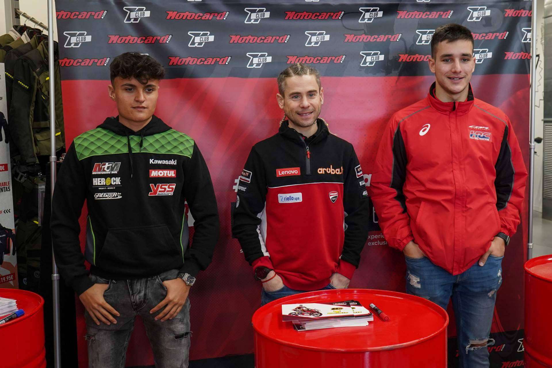 Los pilotos Álvaro Bautista, Iker Lecuona y Adrián Huertas han visitado la tienda de Motocard en Zaragoza