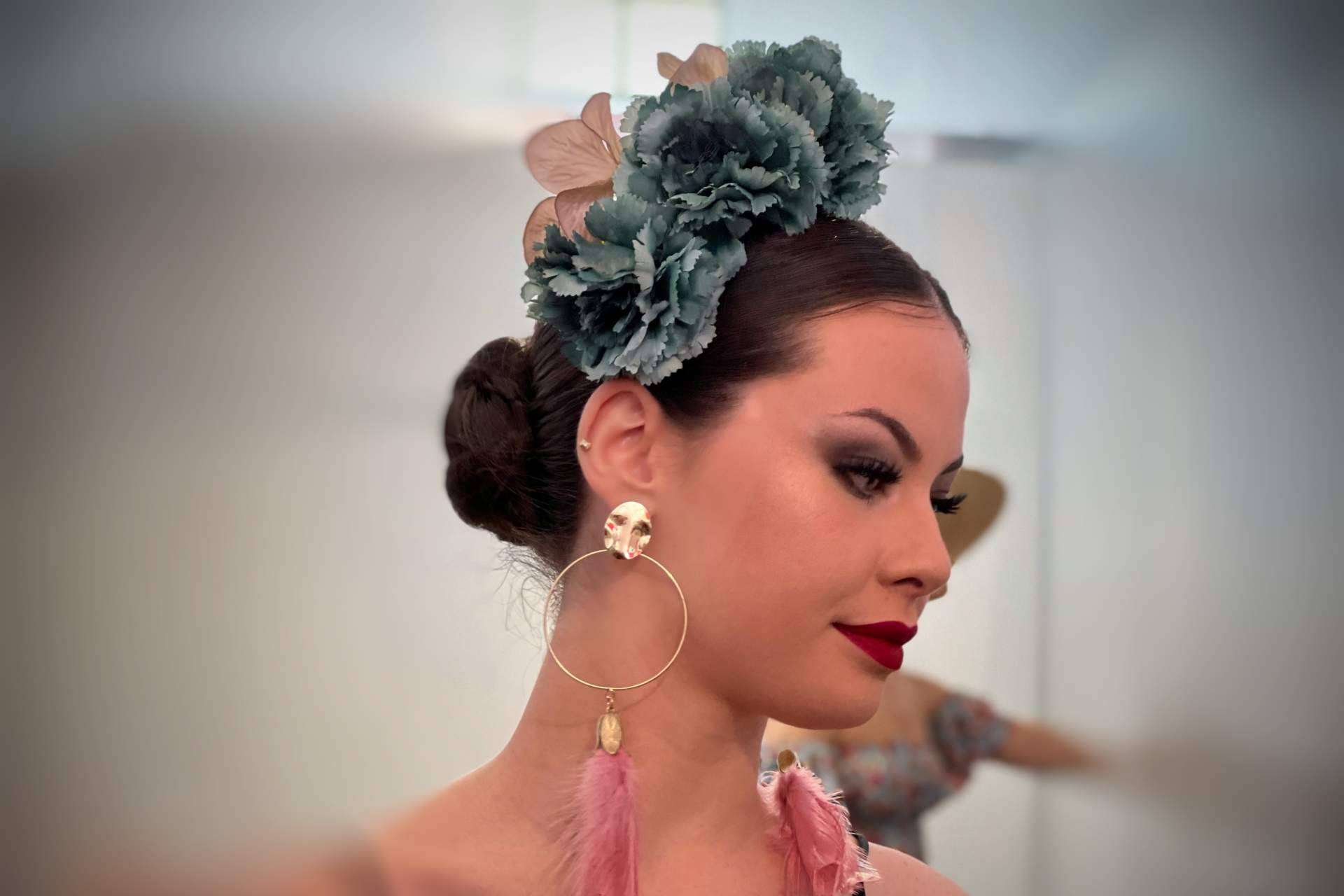 El complemento imprescindible de cada vestido son las flores de flamenca, por Carmen Fernández Complementos