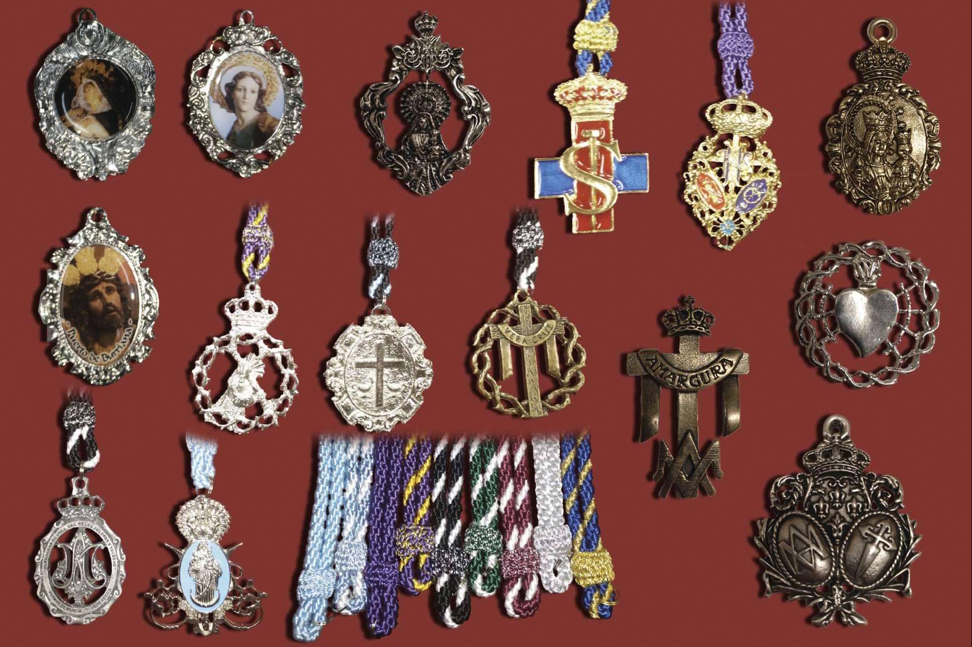 Las medallas de Amén Promosant, uno de los accesorios favoritos de la población católica