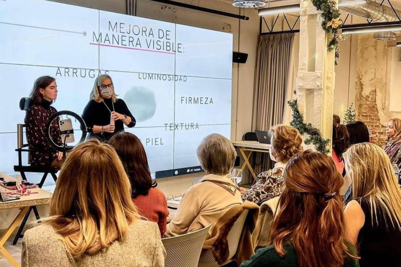 Celebrar eventos virtuales que conecten con la audiencia en el plató virtual de Mastermind Place en el centro de Madrid