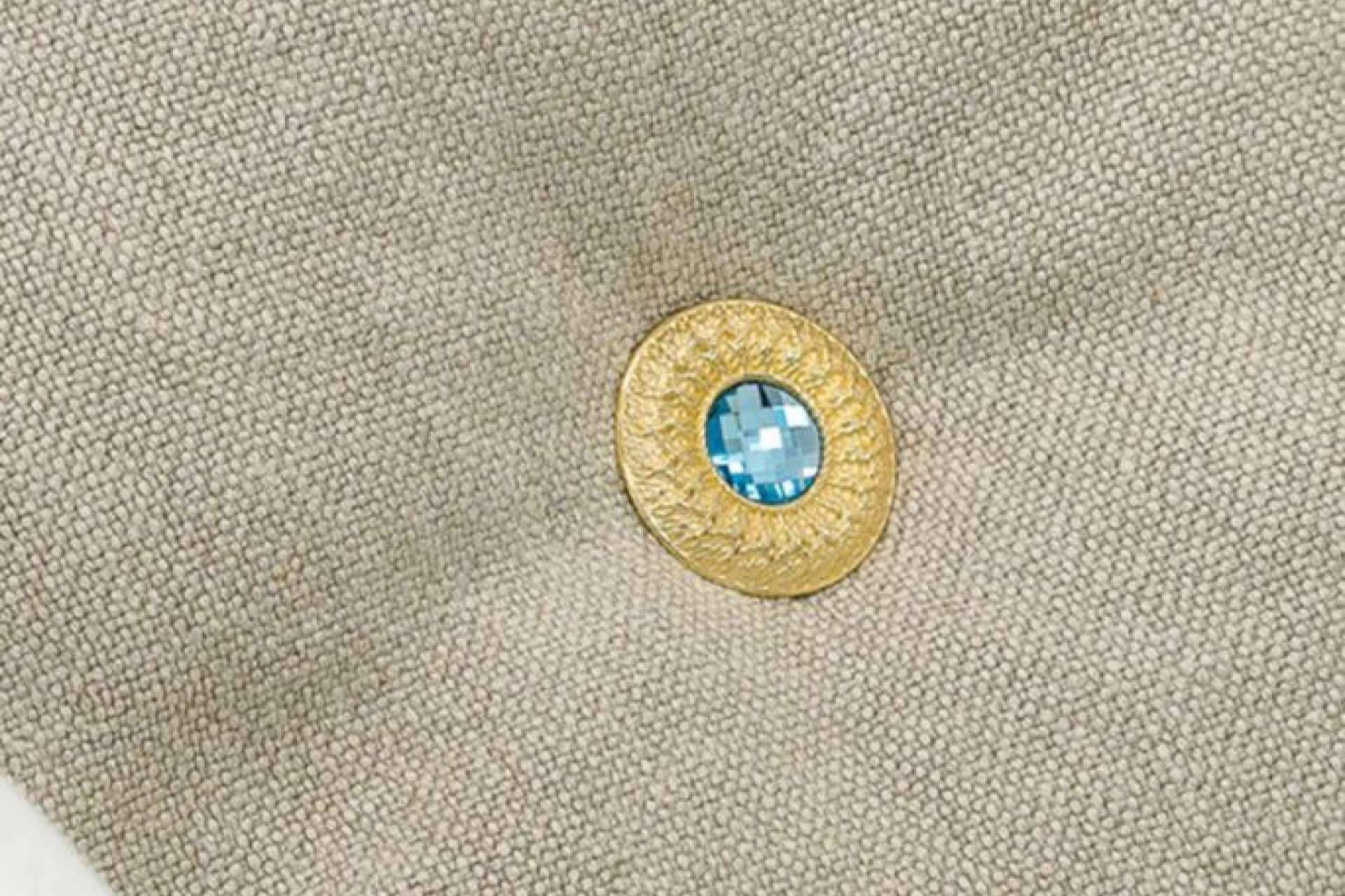 Los broches de lujo de Aldabón Luxury hacen que el look de quien los luzca sea único