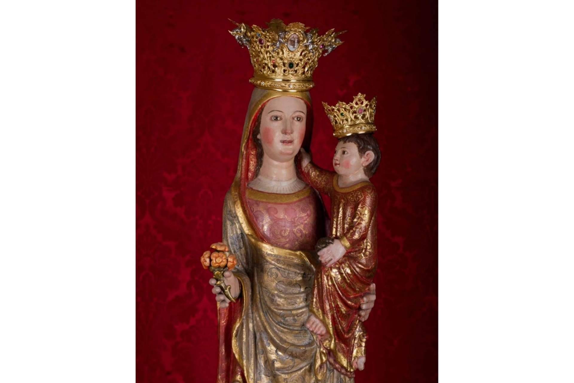Encontrar colgaduras religiosas, bordados y textiles es posible en la tienda de artículos religiosos Amén Promosant