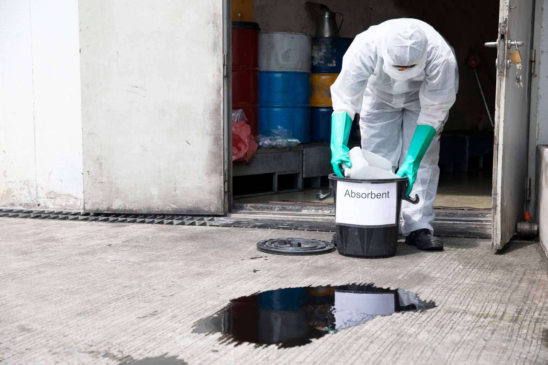 Eliminar una mancha de aceite con sepiolita