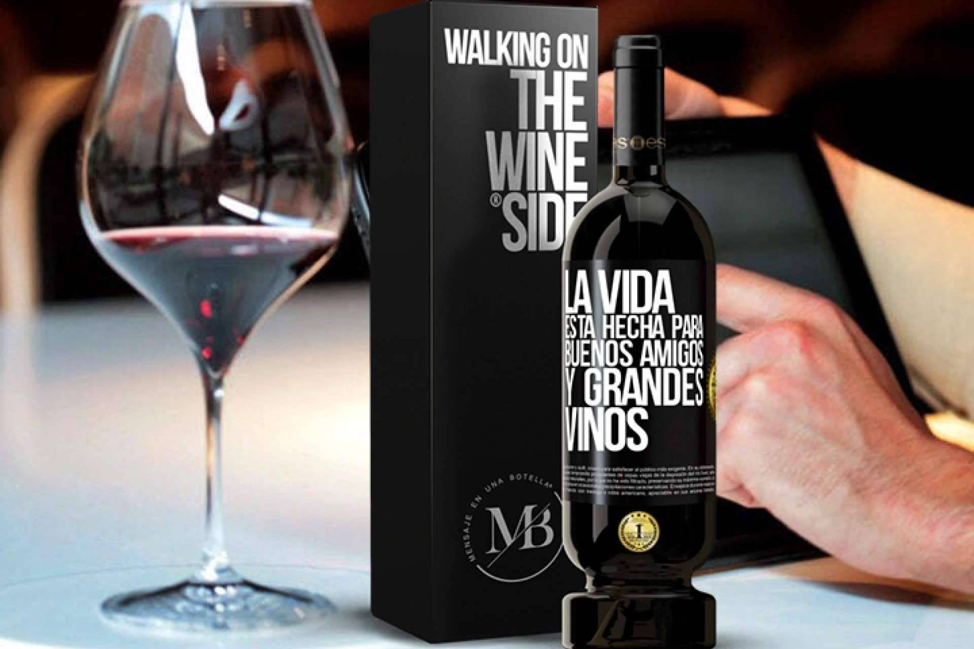 Sorprender a los invitados con los vinos personalizados de Mensaje en una Botella