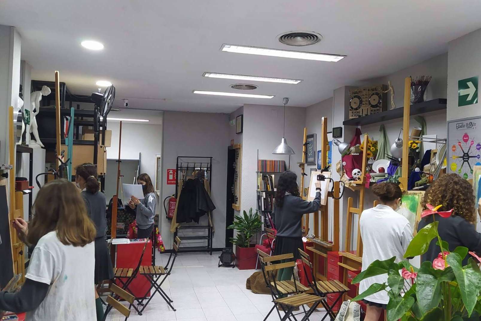 Excelente docencia académica de la mano de artistas en activo con numerosas exposiciones, ferias y eventos, Estudio Ilógico