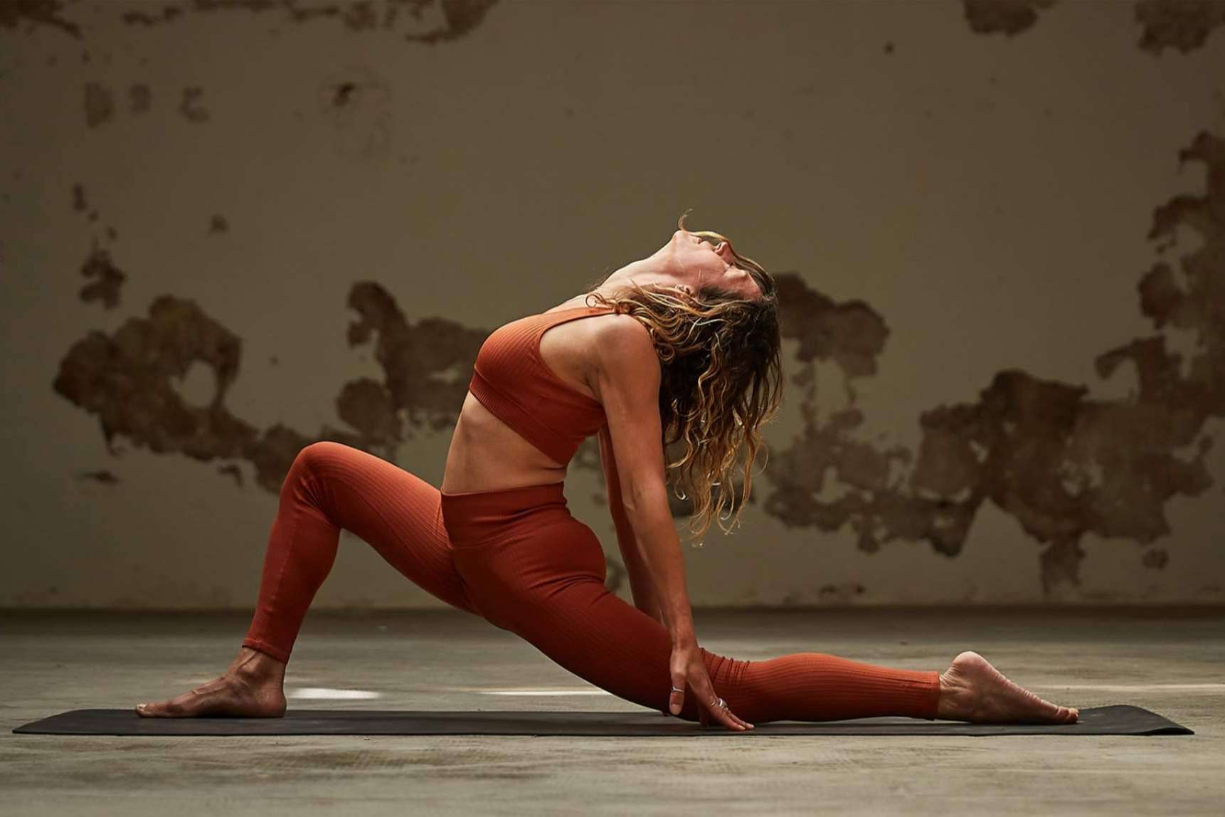 Esterillas de yoga antideslizantes elaboradas con materiales sostenibles y biodegradables
