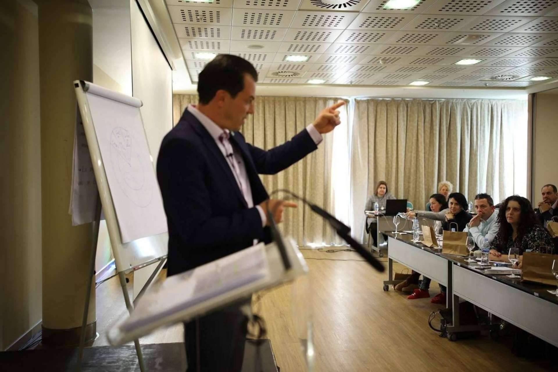 José Piquer ha diseñado un sistema de ventas que enseña a vender y a tener una empresa en el mundo digital