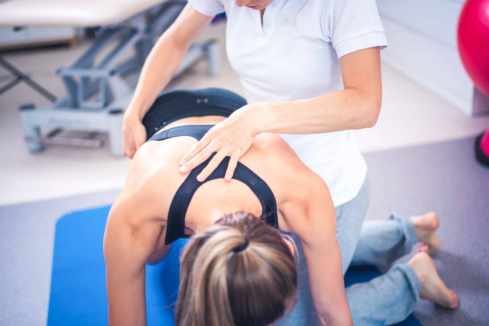 En el tratamiento de los procesos musculares crónicos, ¿qué papel tiene la fisioterapia?