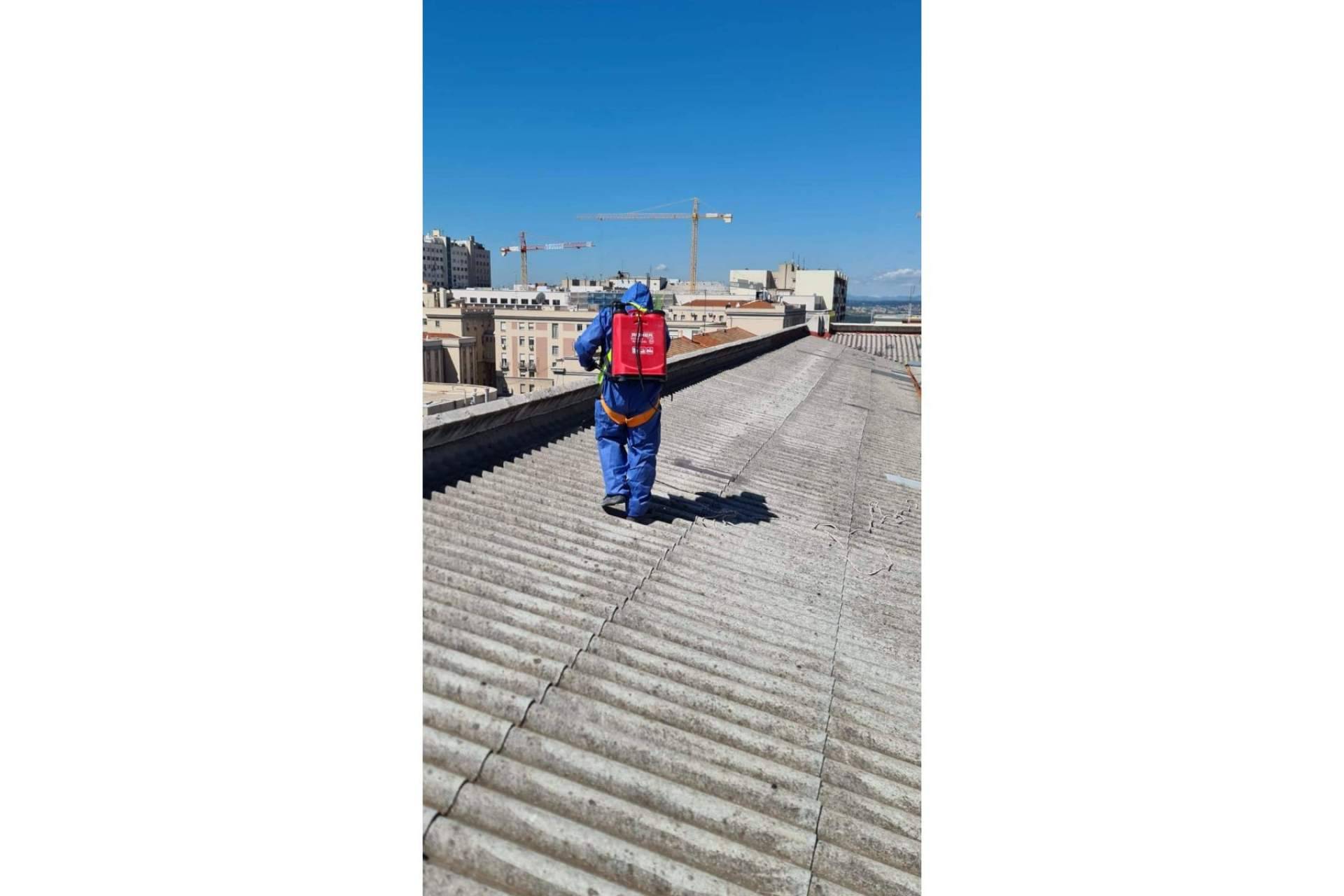 Evitar problemas de salud a través de la retirada de uralita en los edificios y tejados de Madrid, por Arkitex Pro Asistencia
