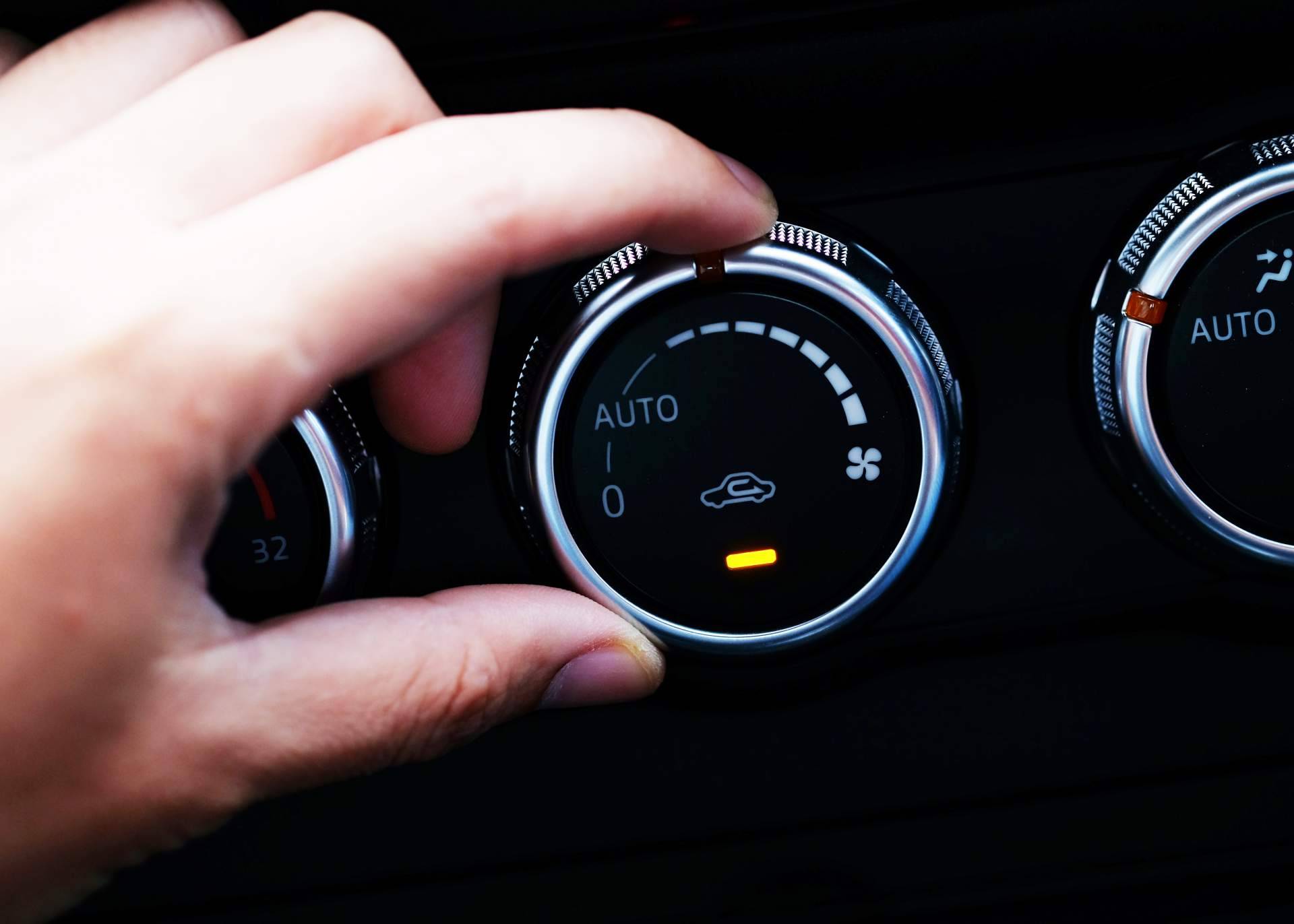 La importancia del mantenimiento del filtro del aire acondicionado del coche, por la red de talleres BlackTire
